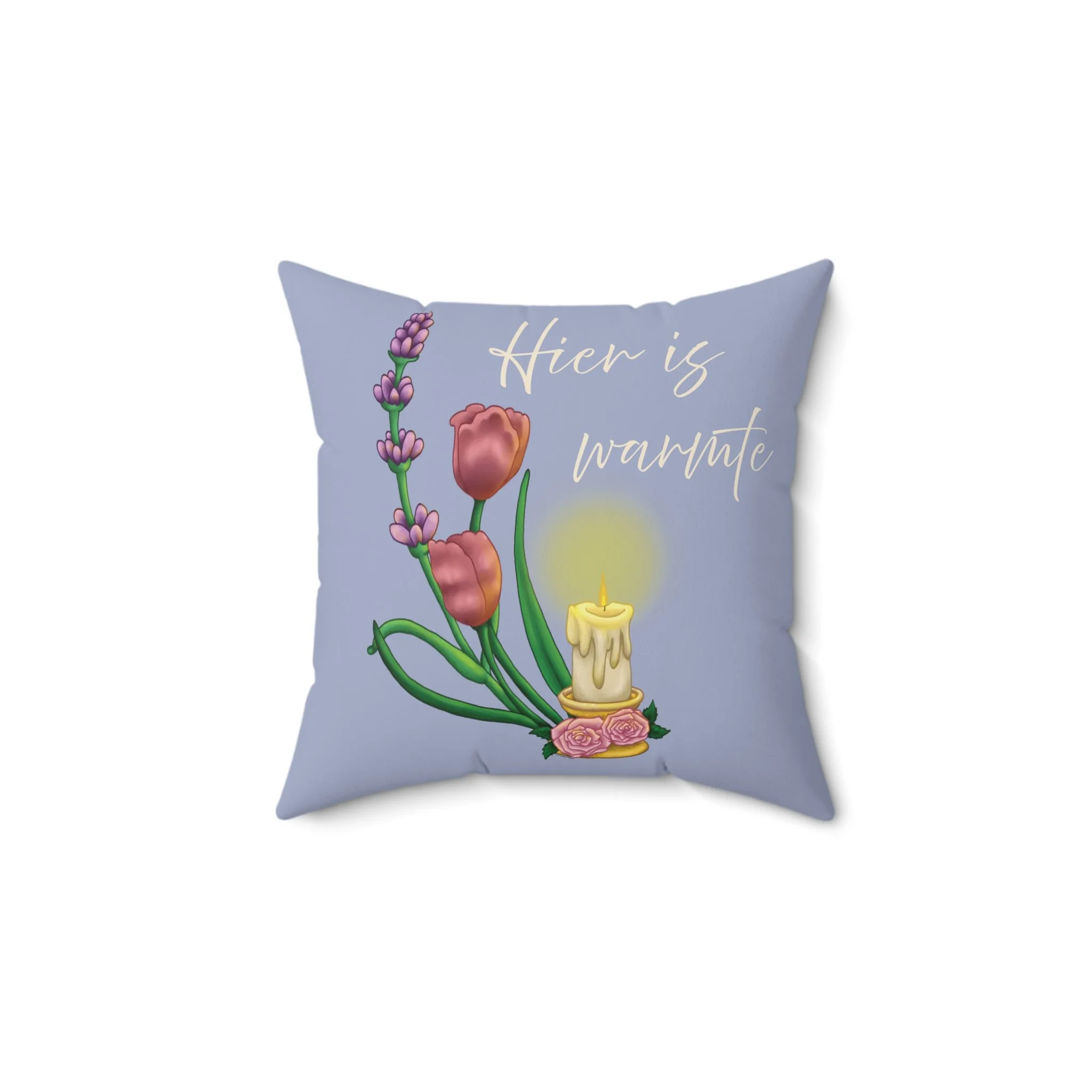 Hier Is Warmte decoratief lichtleisteenblauw kussen met cottagecore illustratie van kaars, lavendel en tulpen, grillige woondecoratie ontworpen in Haarlem Nederland. Grootte 14x14 in