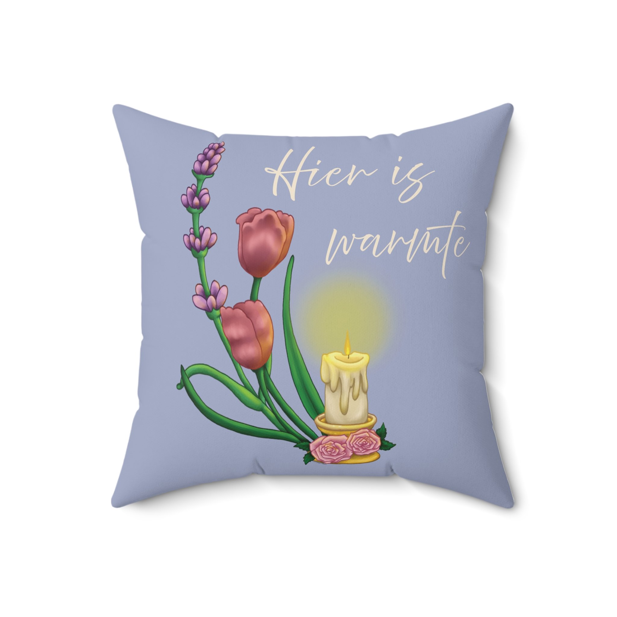 Hier Is Warmte decoratief lichtleisteenblauw kussen met cottagecore illustratie van kaars, lavendel en tulpen, grillige woondecoratie ontworpen in Haarlem Nederland. Grootte 18x18 in