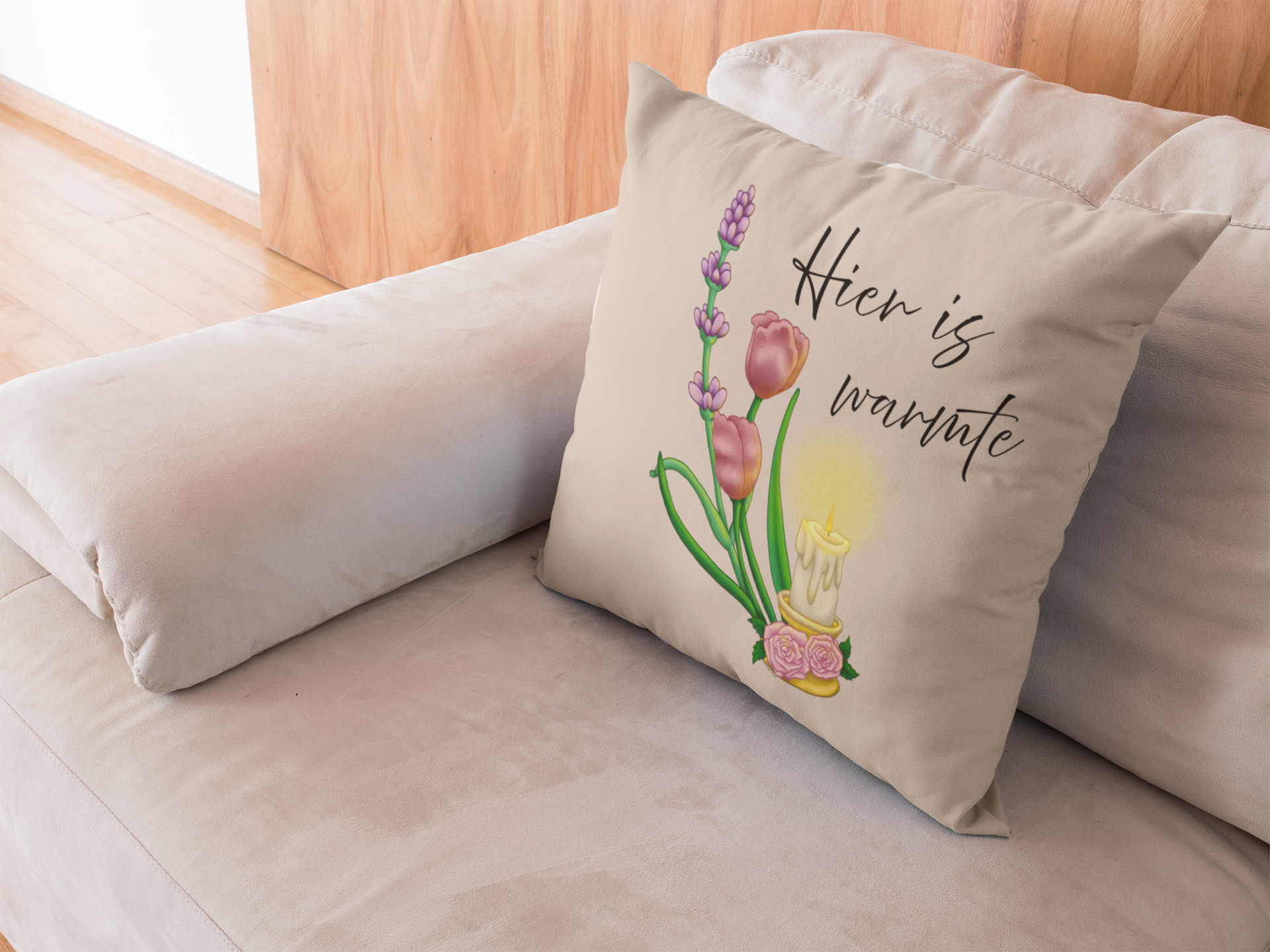 There Is Warmth Here decoratief beige kussen met cottagecore-kunst met kaarsen, lavendeltakken en tulpen, speelse woondecoratie ontworpen in Haarlem, Nederland.