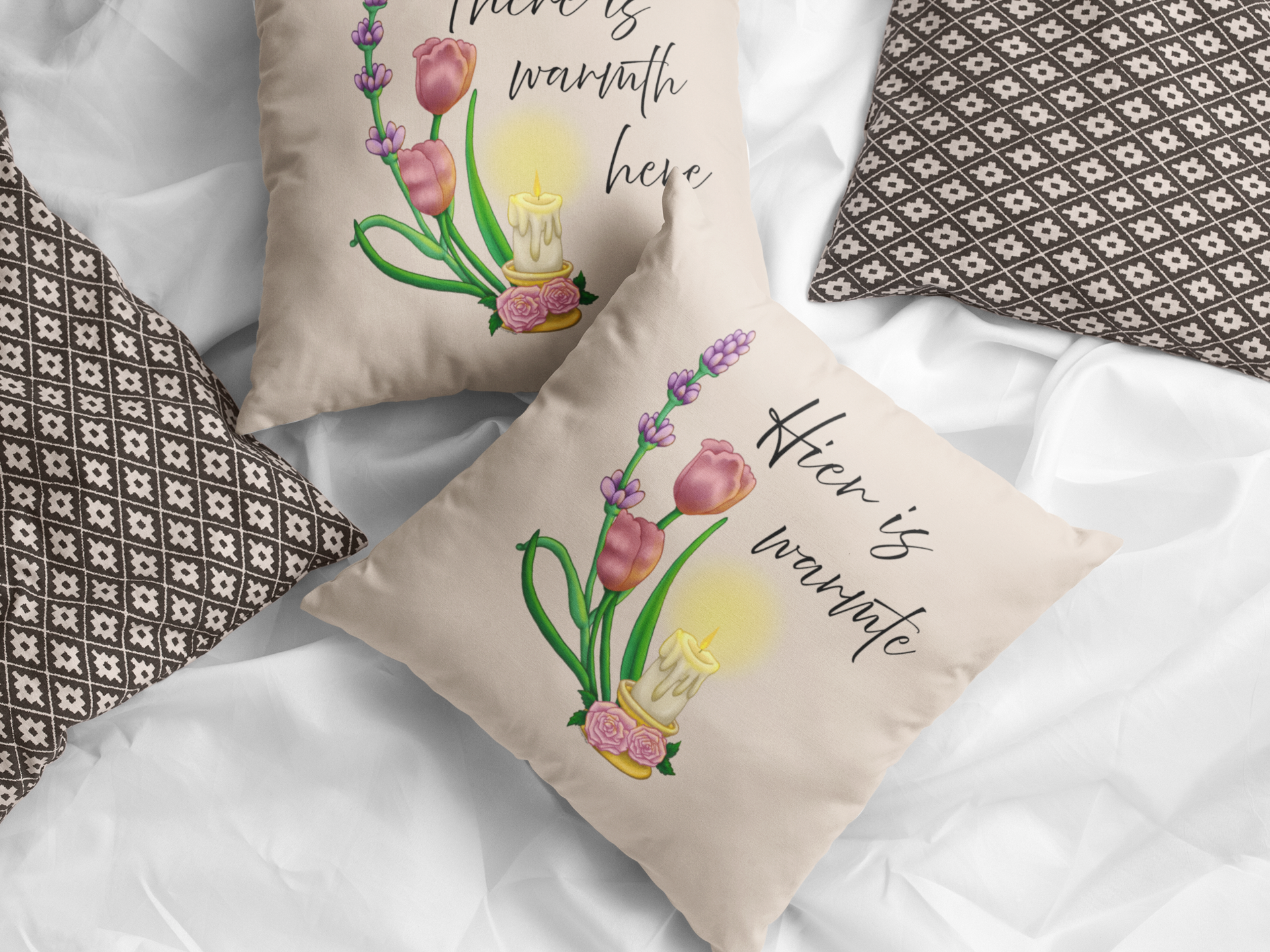 There Is Warmth Here decoratief beige kussen met cottagecore-kunst met kaarsen, lavendeltakken en tulpen, speelse woondecoratie ontworpen in Haarlem, Nederland.