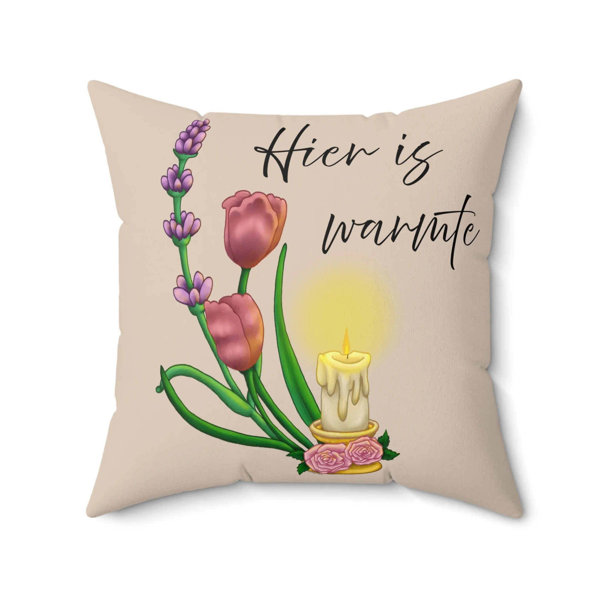 There Is Warmth Here decoratief beige kussen met cottagecore-kunst met kaarsen, lavendeltakken en tulpen, speelse woondecoratie ontworpen in Haarlem, Nederland.. Grootte 20x20 in
