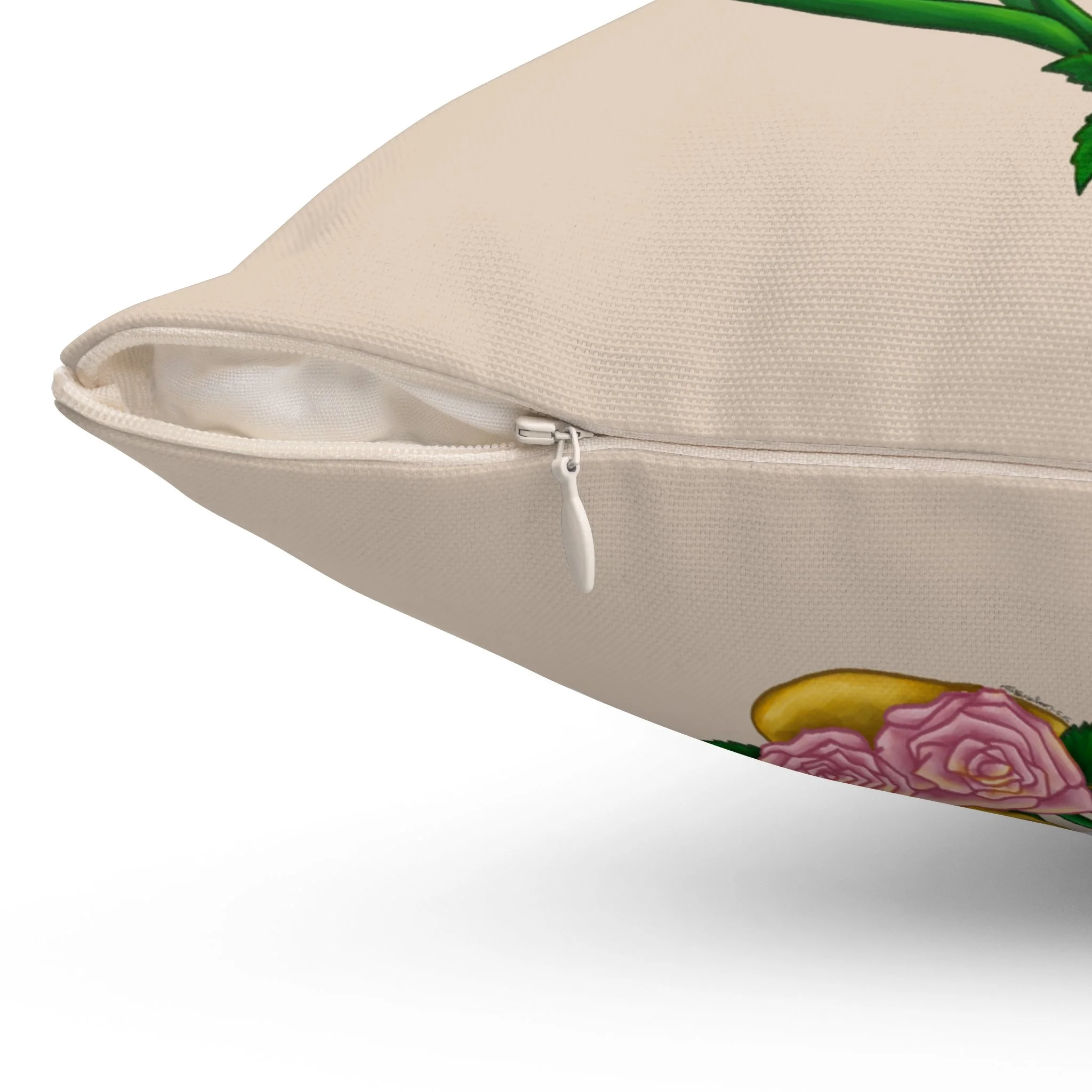 There Is Warmth Here decoratief beige kussen met cottagecore-kunst met kaarsen, lavendeltakken en tulpen, speelse woondecoratie ontworpen in Haarlem, Nederland. Invisible Zipper