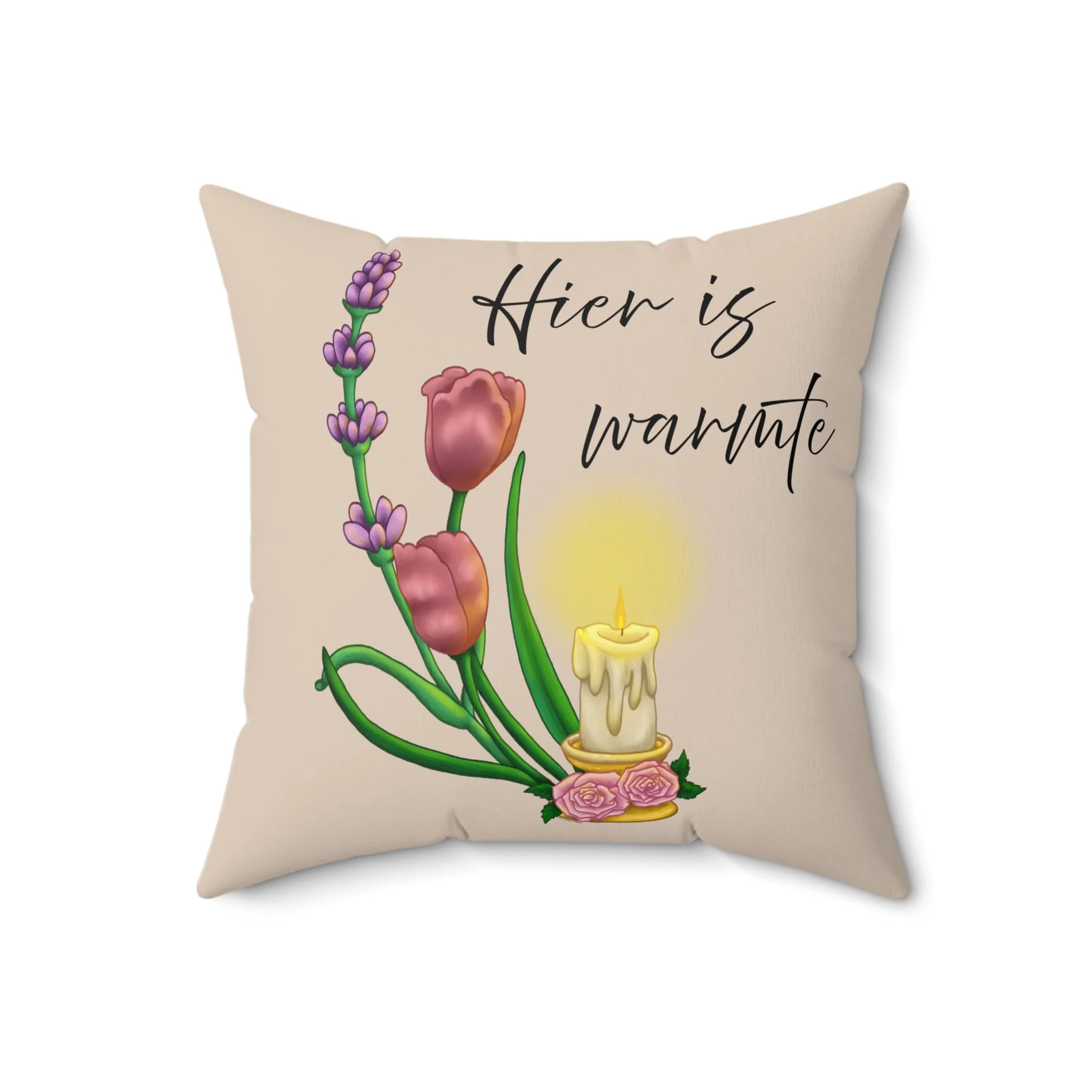 There Is Warmth Here decoratief beige kussen met cottagecore-kunst met kaarsen, lavendeltakken en tulpen, speelse woondecoratie ontworpen in Haarlem, Nederland.. Grootte 18x18
