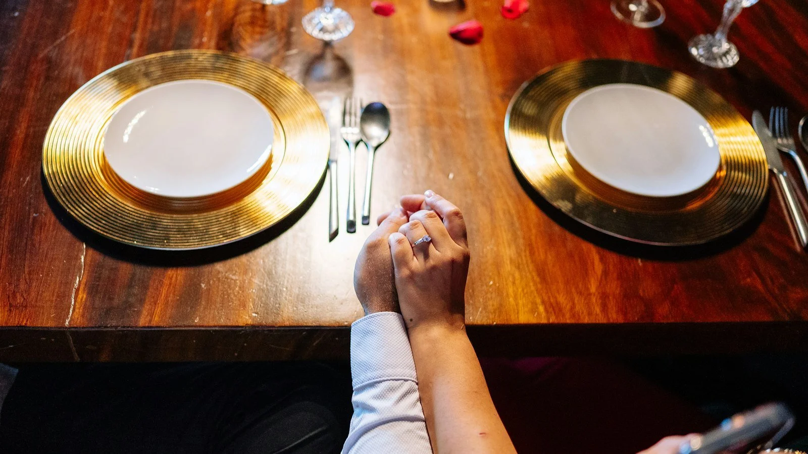 De Visa K-1 a Tarjeta Verde: Cómo Ajustar Estatus Después de la Boda en 2026