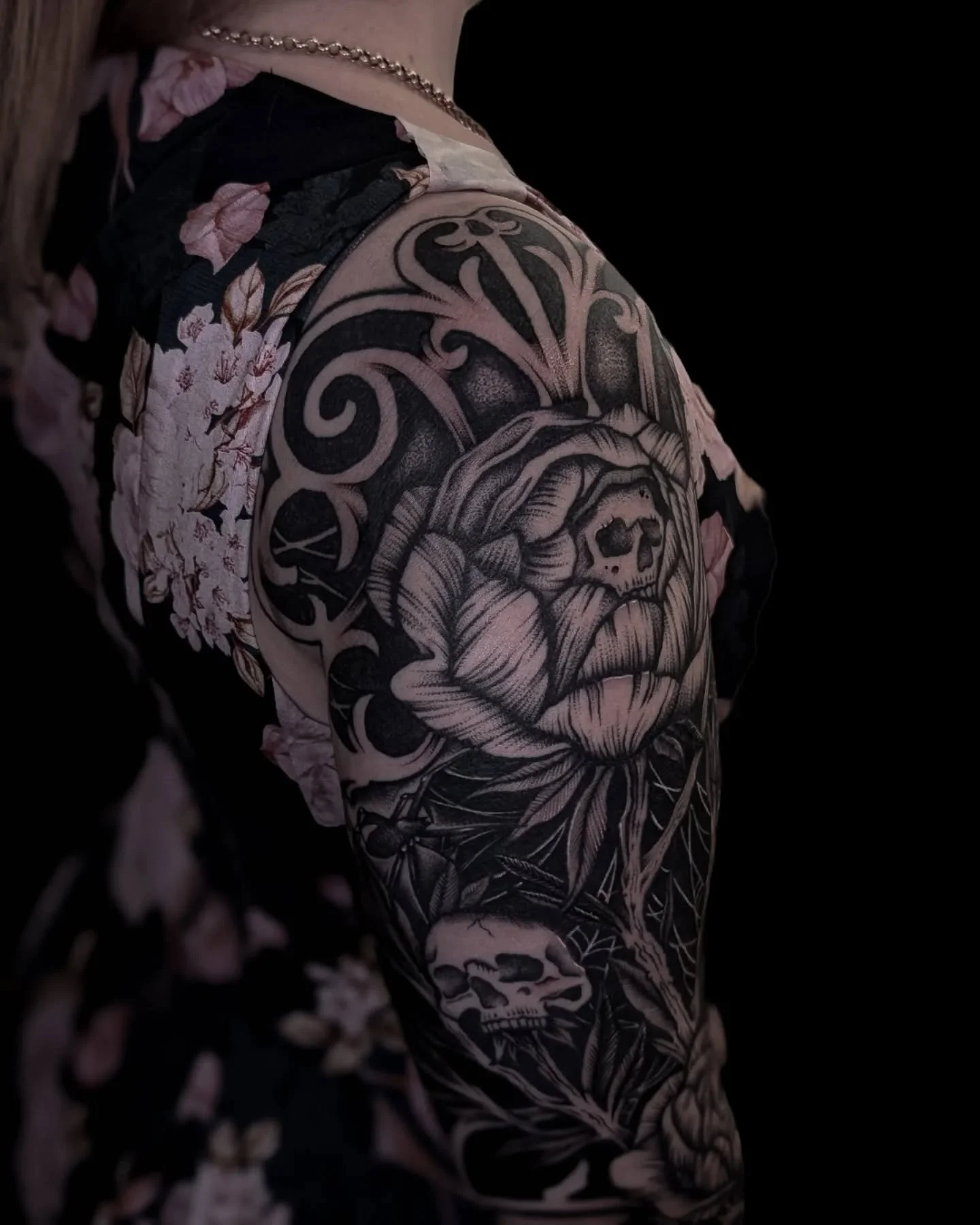 🥀 the night garden 🥀

 finished this sleeve for the incredible Cara! Thanks so much for your trust and dedication ❤️&zwj;🔥
