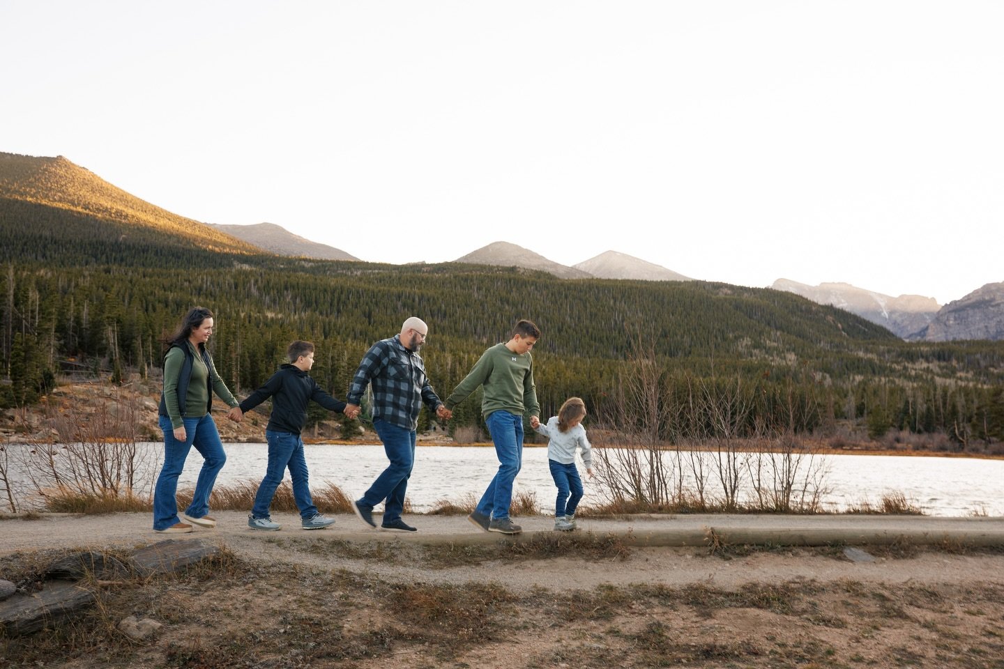 As the new year approaches, may we keep our hearts open, our outlook wide, and our sense of adventure intact 🏔️

@tiffany.kasdorf

#fortcollinsphotographer #fortcollinsfamilyphotographer #estesparkphotographer #northerncoloradophotographer