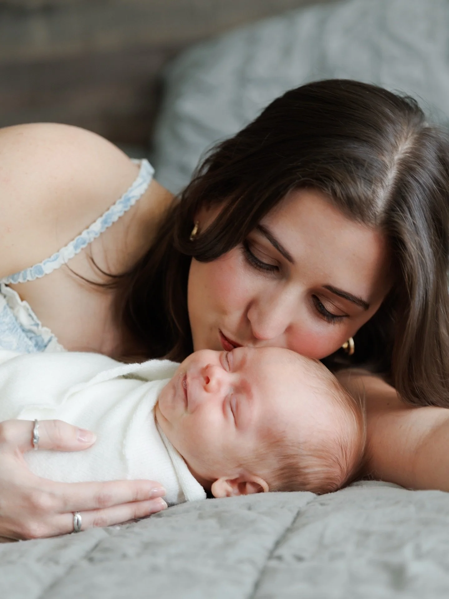 I know how overwhelming those first weeks can feel. You&rsquo;re tired, adjusting, maybe even wondering if now is the &ldquo;right time&rdquo; for photos. The truth is&mdash;it already is. You don&rsquo;t need to be perfect or have a well-behaved bab