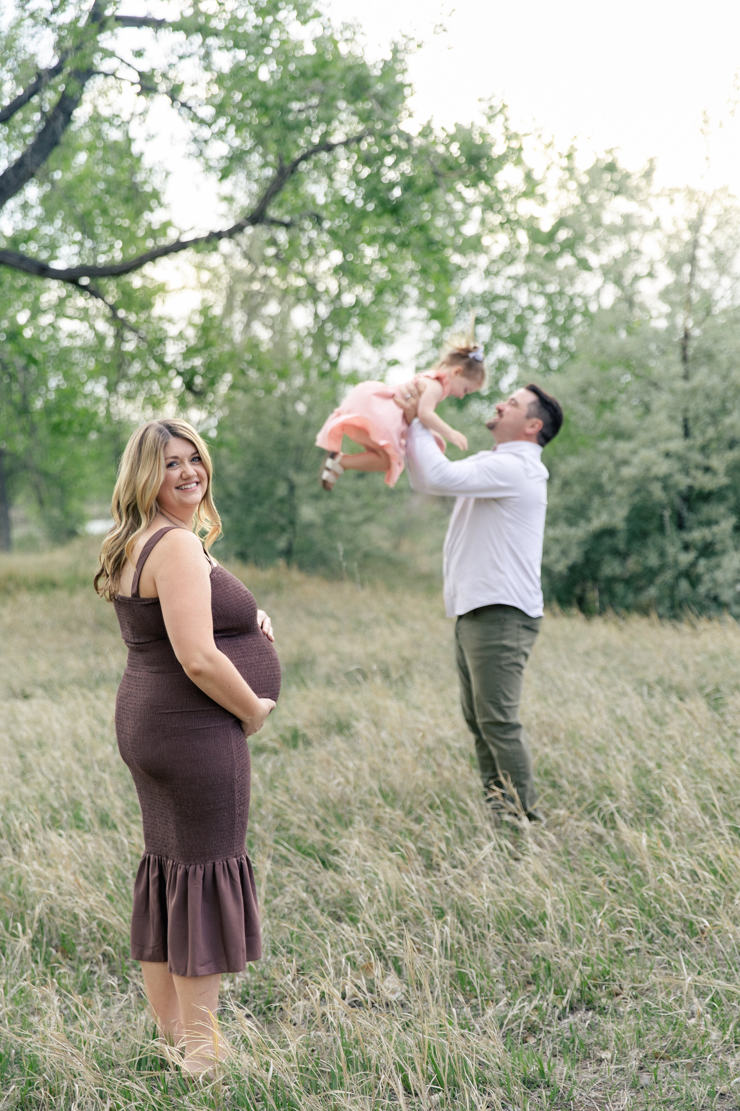 What to Expect at a Maternity Photoshoot With a Toddler in Fort Collins