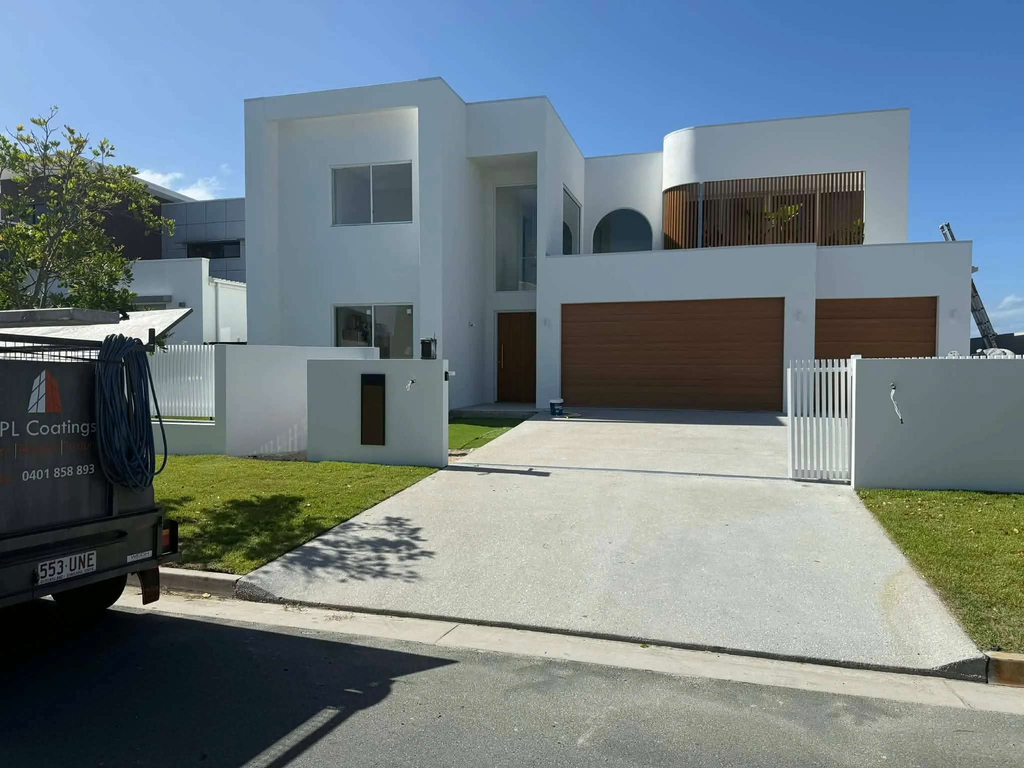 We&rsquo;ve been BUSY transforming homes all over the Gold Coast! 🔥
And this one is a perfect example of why quality matters&hellip;

This driveway in Jacobs Well was poured by another company but unfortunately, it didn&rsquo;t come out the way the 