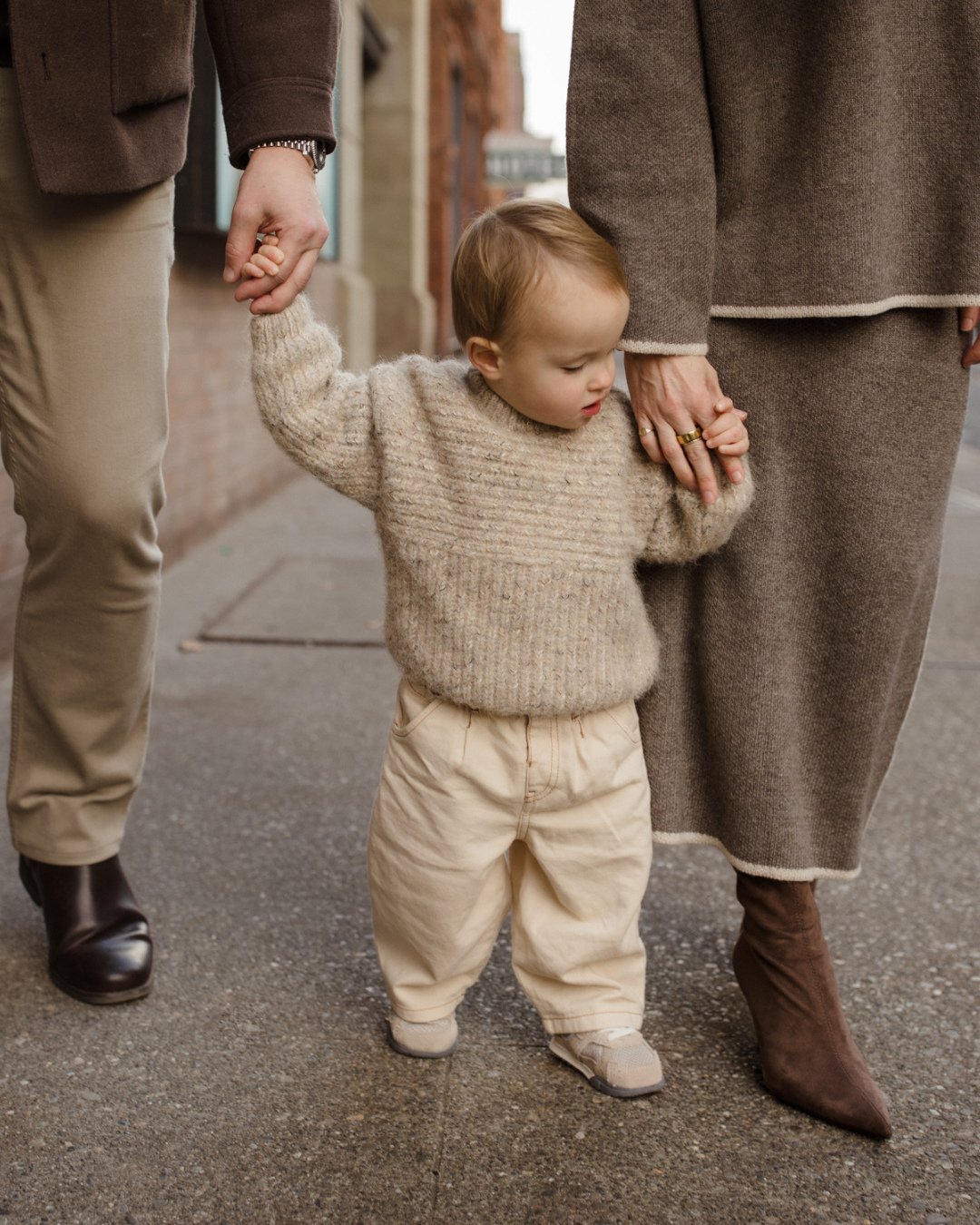One of the surprise perks of moving back to Seattle and starting portraits work has been reconnecting with old friends and meeting their new families . ❤️