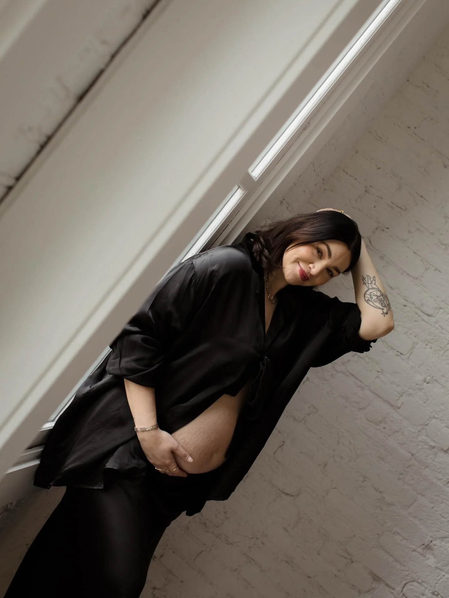 Sharing this sweet maternity session as still photos on the grid since Reels always does me dirty changing the image quality&hellip;.