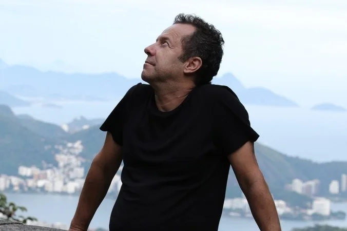 "Artist Vik Muniz Would Like to Remind His Followers That Instagram Isn't Tinder."