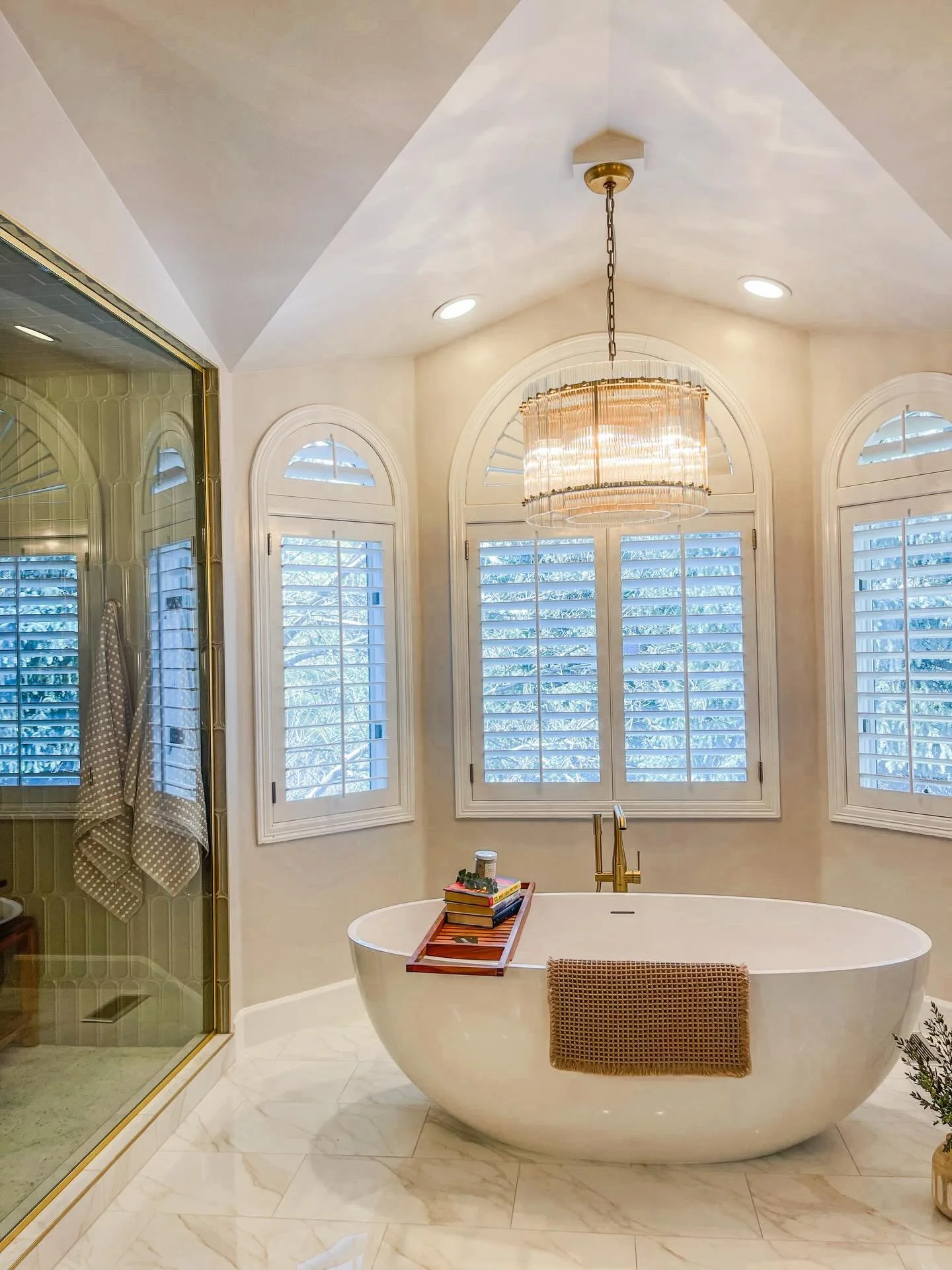 we 🫶🏻 a transformation tuesday ✨

#transformationtuesday #beforeandafters #bathroomremodel #kqi #kingquattriniinteriors