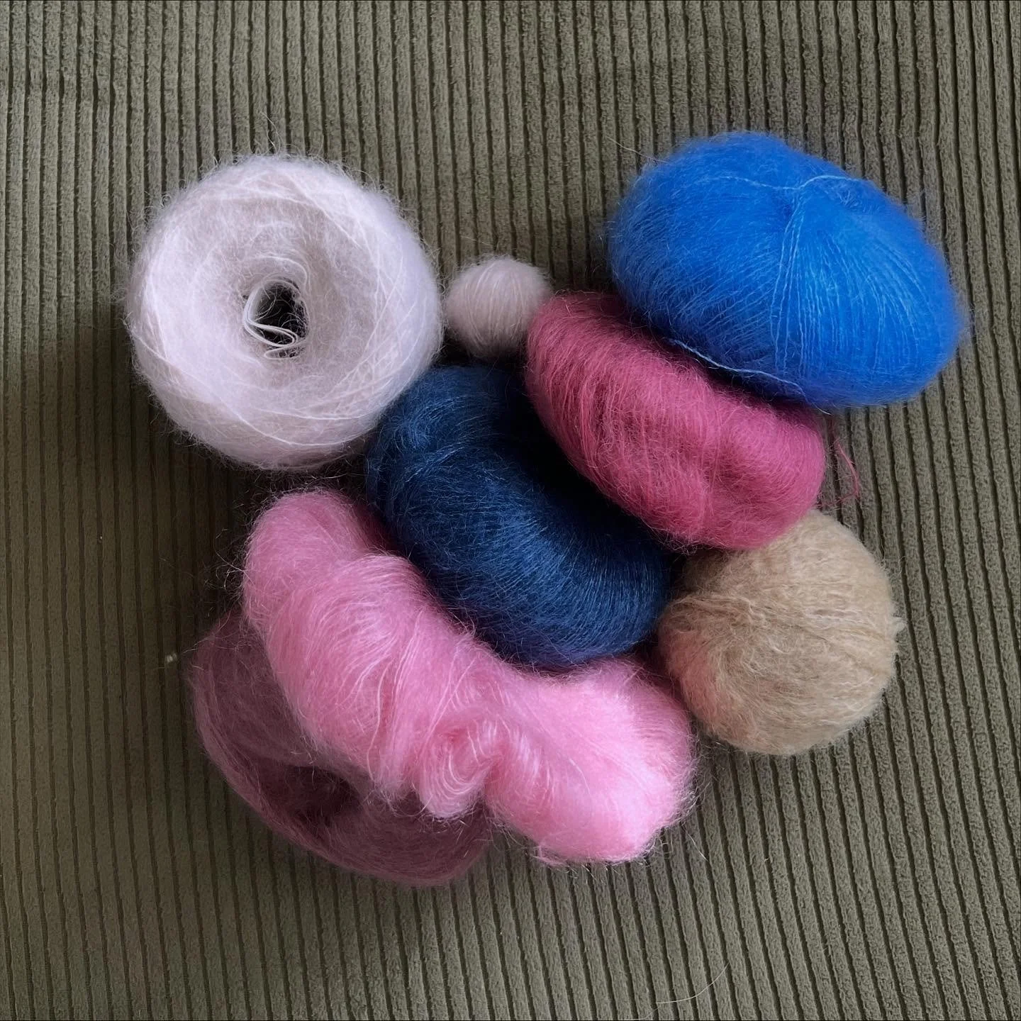 Getting scrappy with it&hellip; 

Thoughts on the color palette?

#knittinginstagram #fiberartist #knitting #yarnlover #slowfashion #knittinginspiration