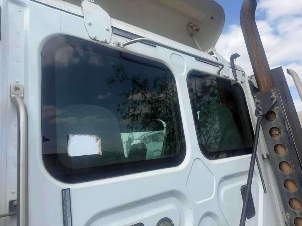 2013 Freightliner Cascadia - Rear Windshield