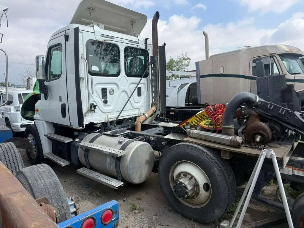 2013 Freightliner Cascadia - PARTING OUT