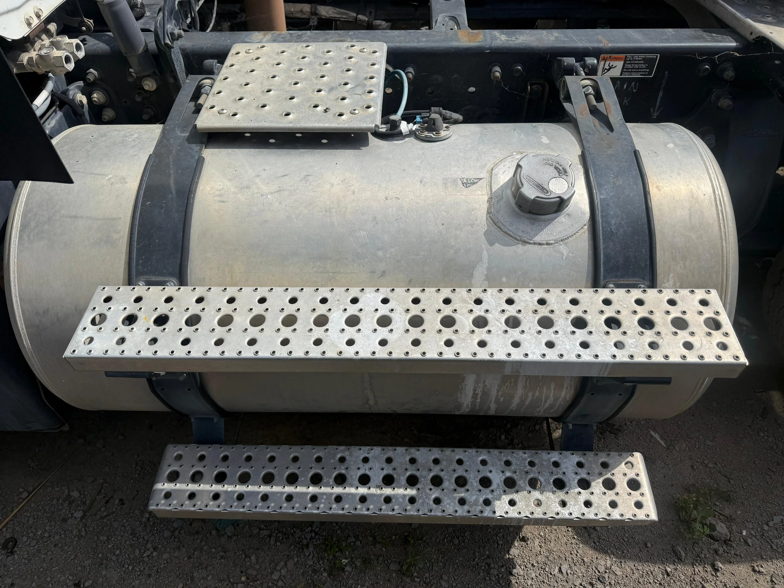 2013 Freightliner Cascadia - 100 Gallon Gas Tank