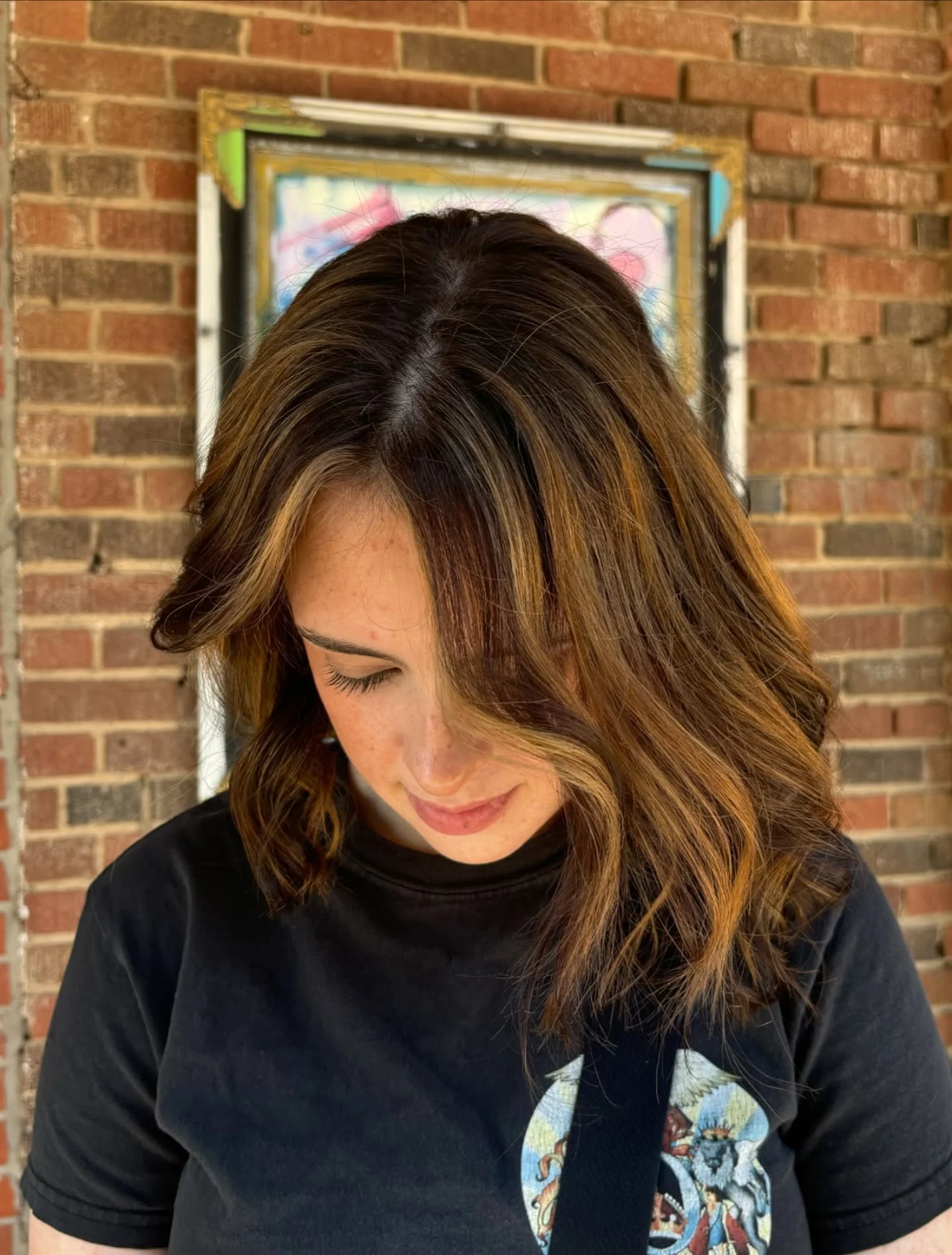 Bayalage highlights but make it fall colors 😻🍁🤎

Hair by @hairbysophieshea 

.
.
.
.
.
#velvetmonkeysalons #velvetmonkeyplaza #okchair #okcstylist #besthairokc #besthairsalon #okcsalon #okcplazadistrict #expressyourself #hairfashion #hairgoals #be