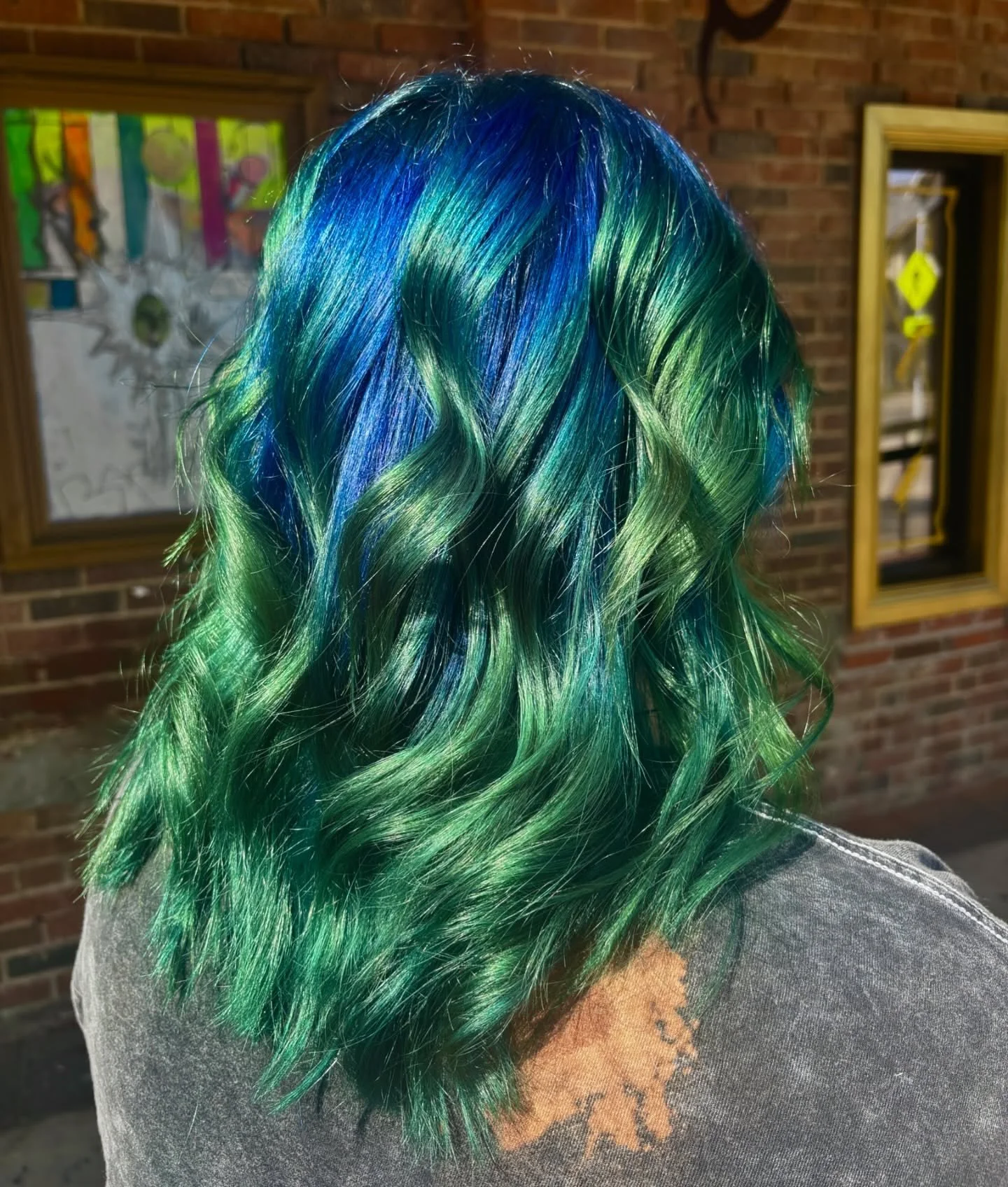 Our girl @ashehairport is serving up a stellar FANTASY FRIDAY with this badass blue to green creative color 💙💚

.
.
.
.
#fantasyfriday #creativecolor #vividhaircolor #vividhair #blueandgreenhair #velvetmonkeysalons #velvetmonkeyplaza #okchair #okcs