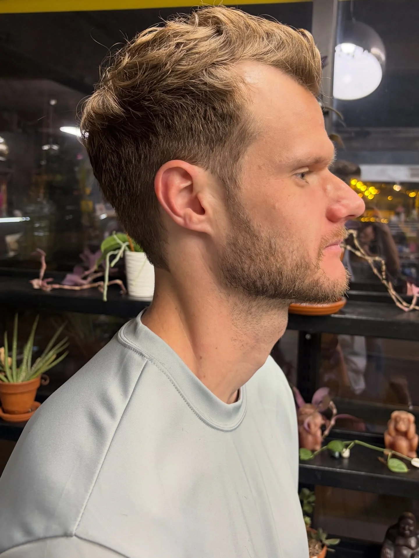 Clipper cut + slightly wavy hair and styled with creamy paste and styling cream 🌊

Hair by @beautybyaddrianna 

.
.
.
.
#clippercut #wavyhair #velvetmonkeysalons #velvetmonkeyplaza #okchair