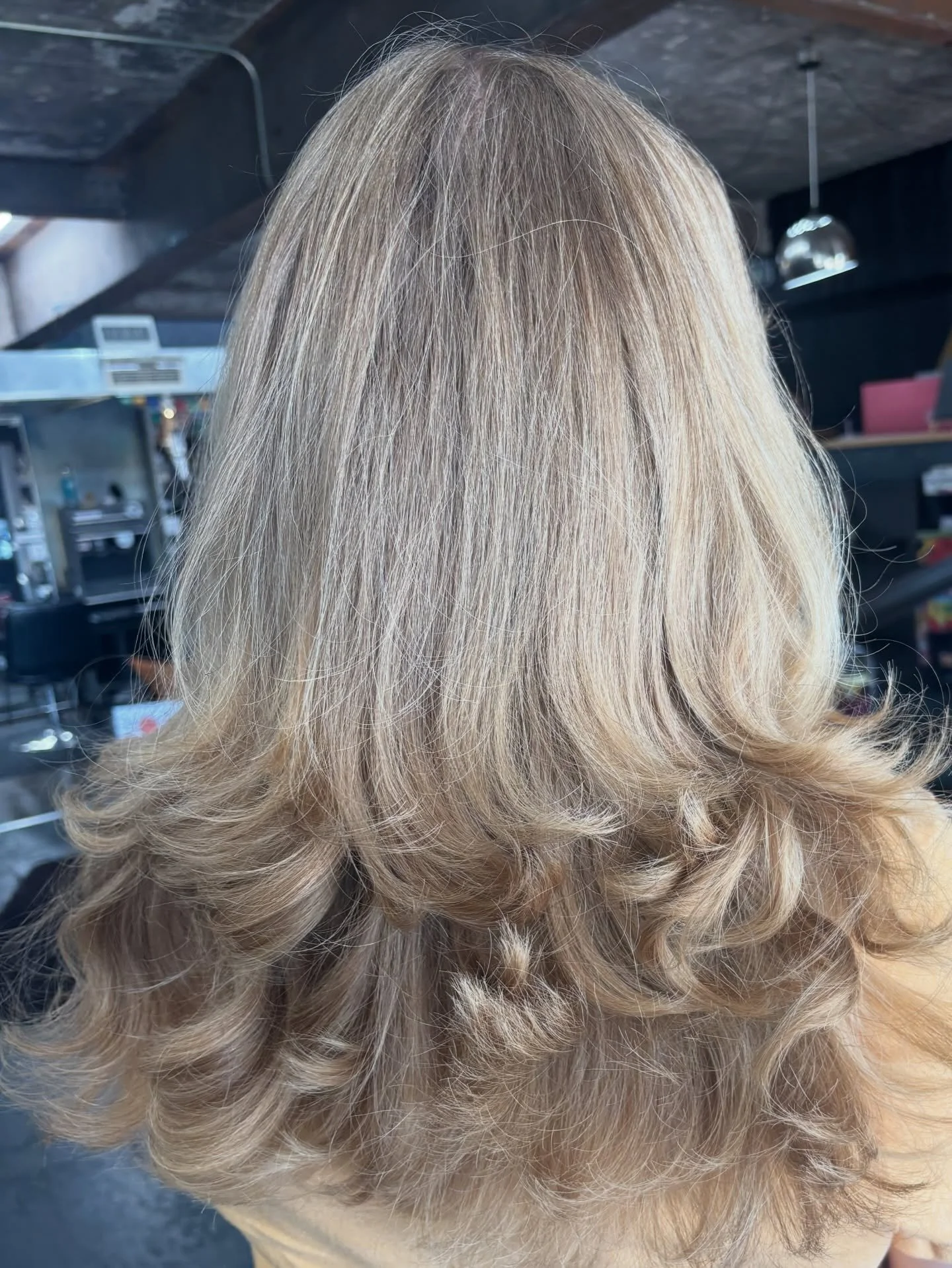 Look at those flips! 🎀 Look at that bounce! 

Hair by @ashehairport 

.
.
.
.
#blowout #blondehair #plazadistrictokc #velvetmonkeysalons #velvetmonkeyplaza