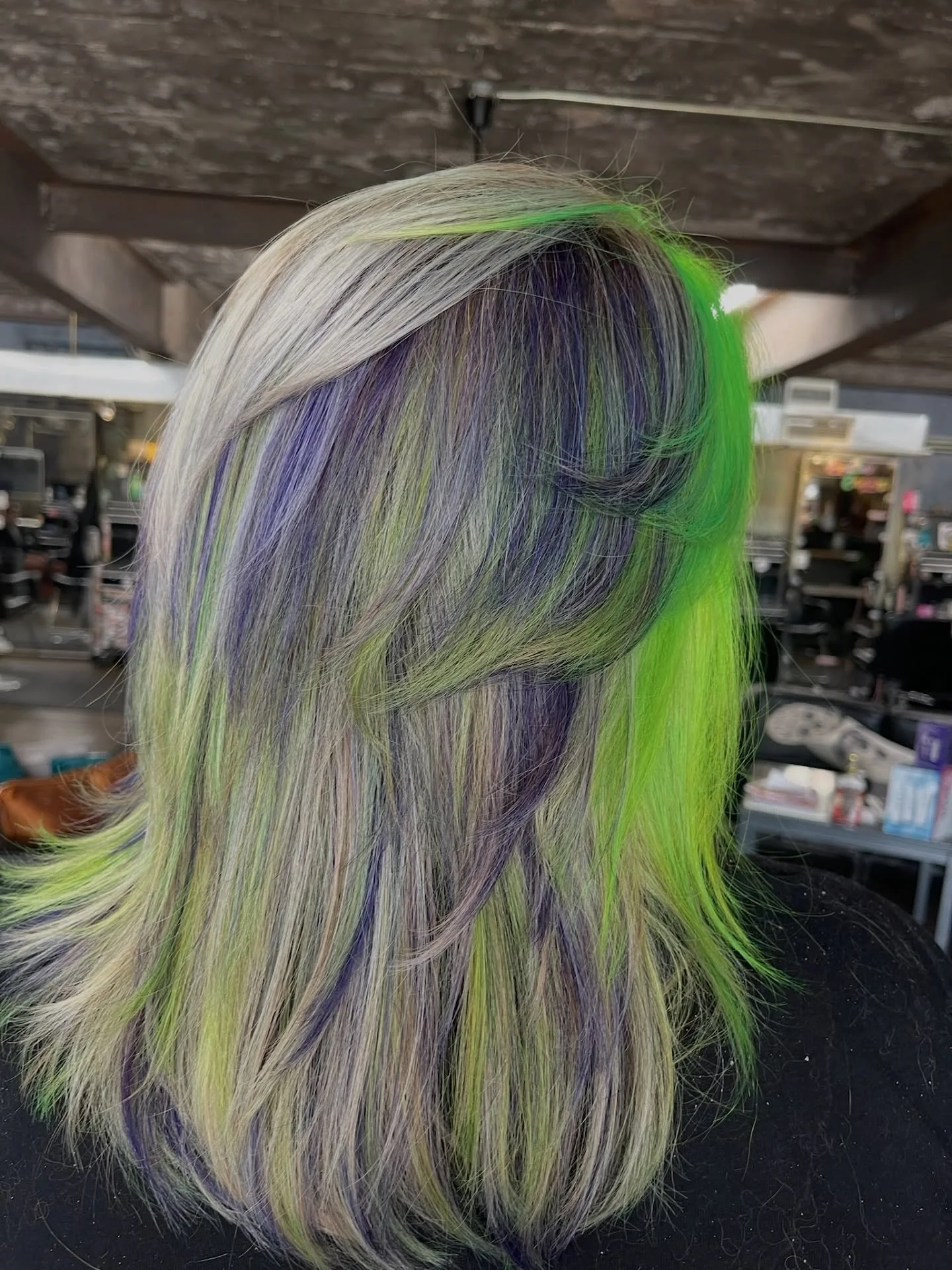 FANTASY FRIDAY maintenance on this badass neon green + violet 💚🤍💜 

Hair by our fantasy color expert @tkhairdesigns 

.
.
.
.
#fantasyfriday #neonhair #altsalon #velvetmonkeysalons #velvetmonkeyplaza