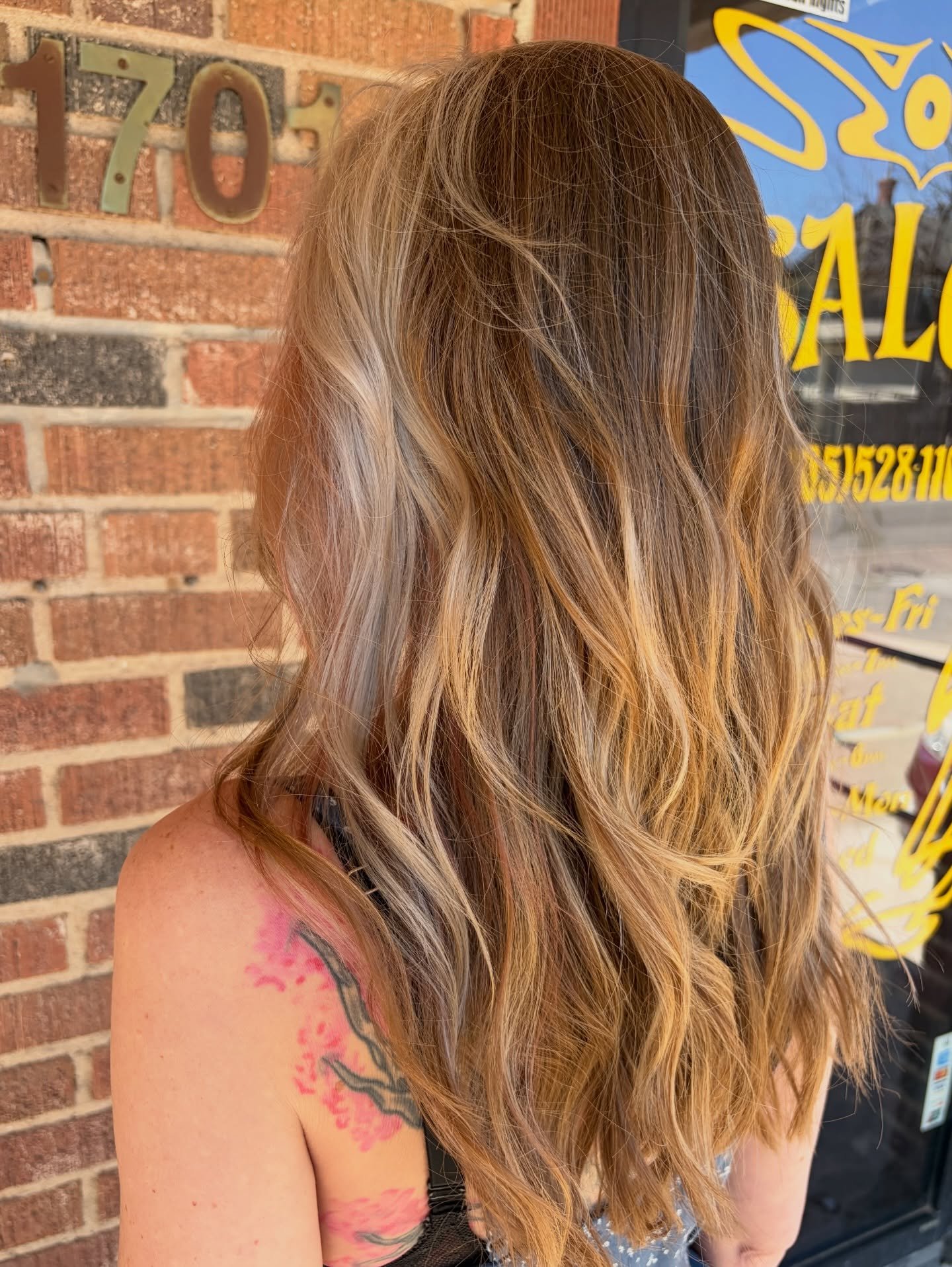 Color blocking for this beautiful girlie 🧡🤍🤎

Hair by @sarahrenne 

.
.
.
.
.
#colorblocking #calicohair #copperandblonde #altsalon #velvetmonkeyplaza