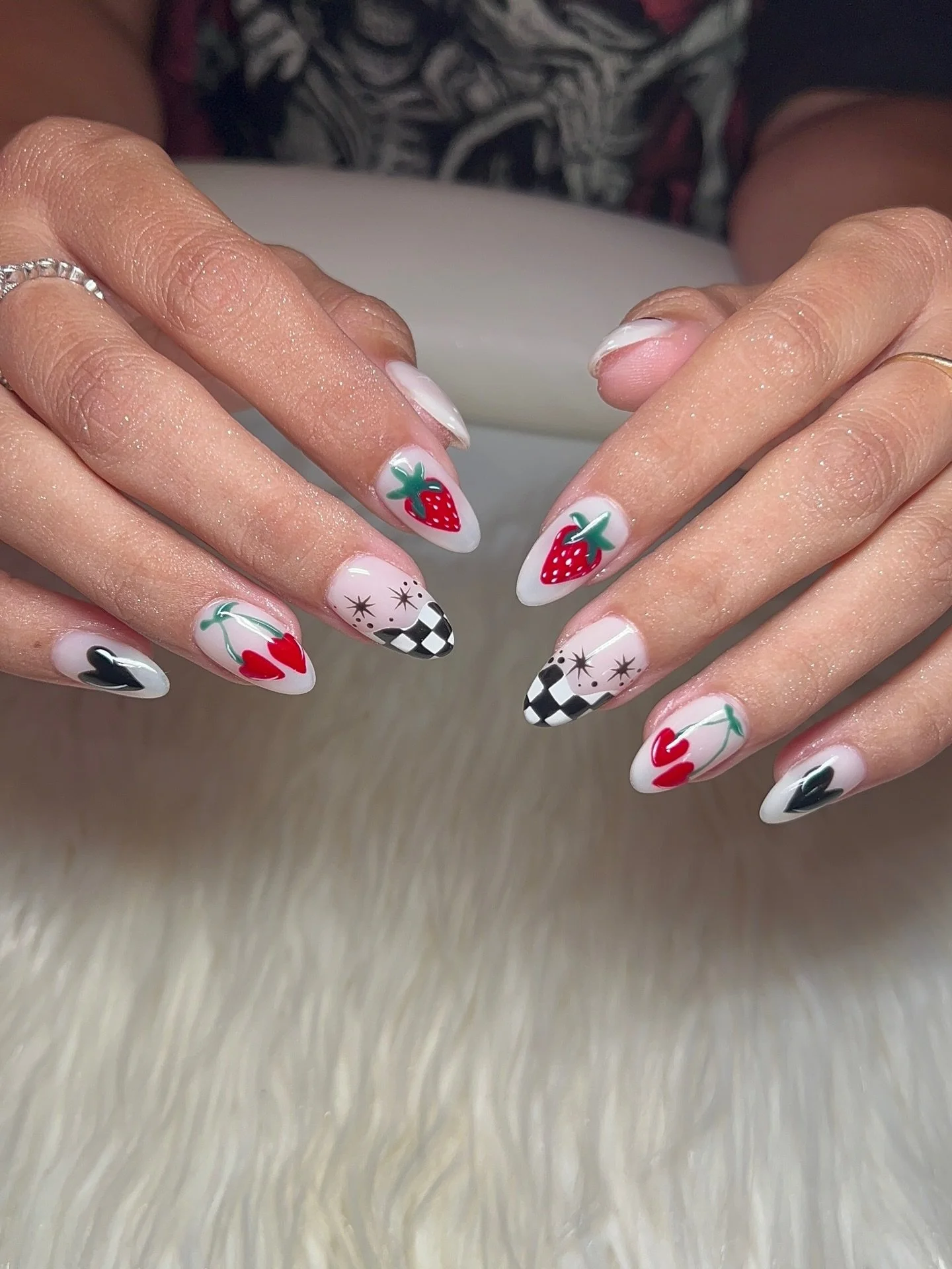🍒 ▪️▫️🍓🖤

Nails by @nailedbyamy_ 

.
.
.
.
.
#velvetmonkeyplaza #okcnails #okcnailtech #okcnailart #velvetmonkeysalons
