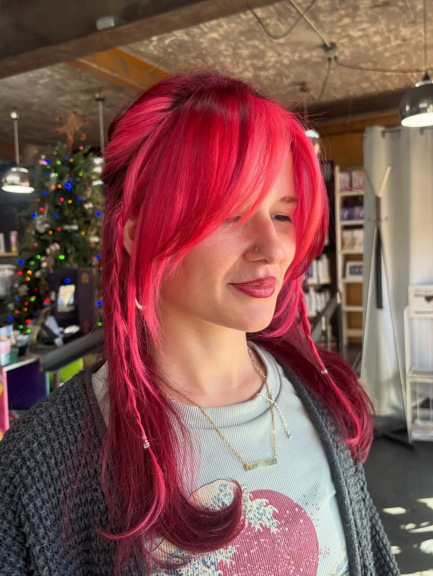 Fantasy Friday for this funky red and pink cutie 🥰 

@hairbysophieshea 

.
.
.
.
.
#colorblocking #redandpinkhair #fantasyfriday #fantasycolor #velvetmonkeysalons