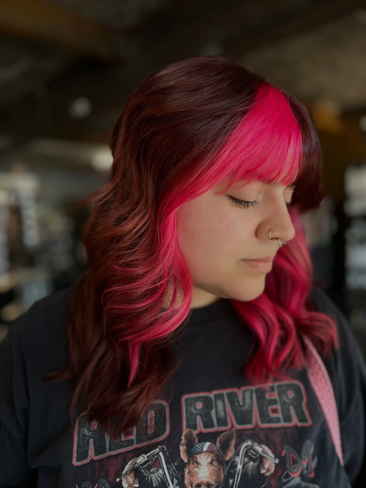Hot pink color block with a burgundy base for Fantasy Friday 💋

Hair by @tkhairdesigns 

.
.
.
.
#velvetmonkeyplaza #velvetmonkeysalons #okchair #fantasyfriday #fyp