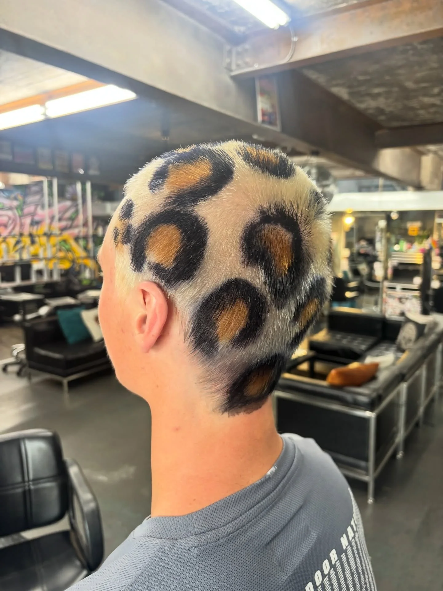 Meow 👀 
Fantasy Friday by @ashehairport 

.
.
.
.
.
#leopardprint #fantasyfriday #buzzcutdesign #velvetmonkeysalons #velvetmonkeyplaza
