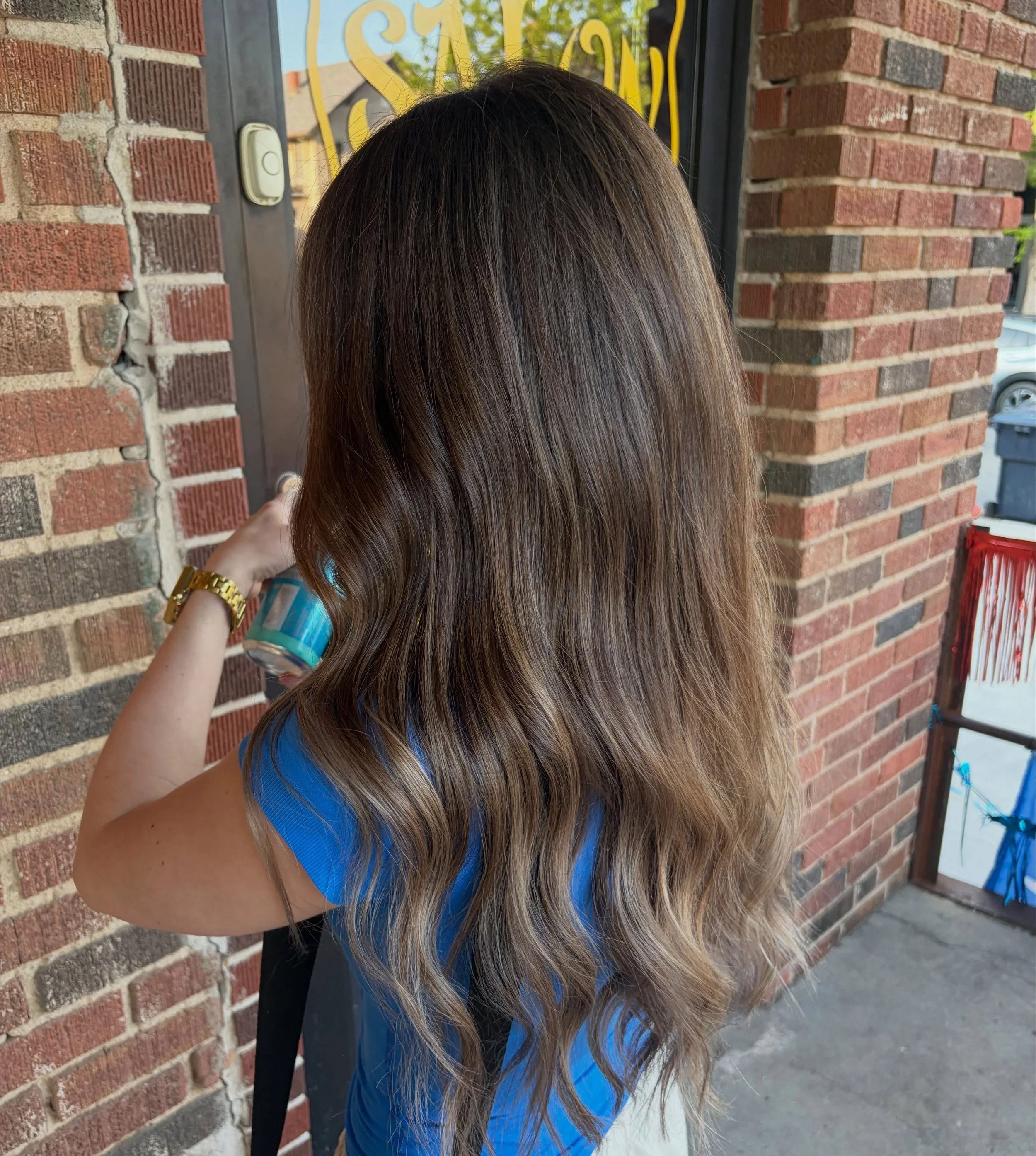 A touch of brightness for this gloomy, rainy day. ☀️ 🌧️ 

Hair by @sarahrenne 

.
.
.
.
.
#velvetmonkeysalons #velvetmonkeyplaza #highlights #expensivebrunette #okchair