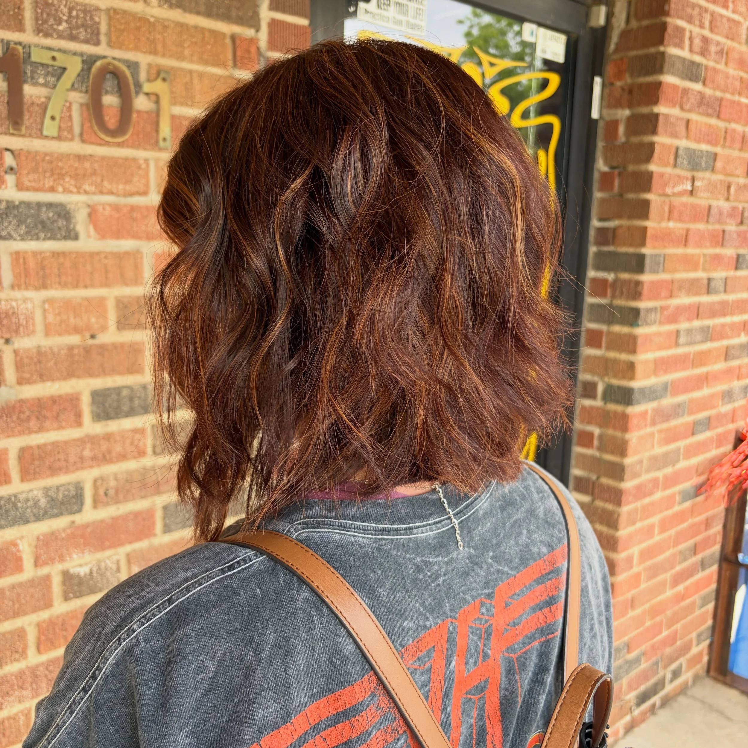🙊 Swipe to see the before! 

Major chop and a chocolate-y copper for this gorgeous client with (previously) virgin hair! 🤎🧡

Hair by @sarahrenne 

.
.
.
.
#velvetmonkeysalons #velvetmonkeyplaza #okchair #plazadistrictokc #copperbrownhair