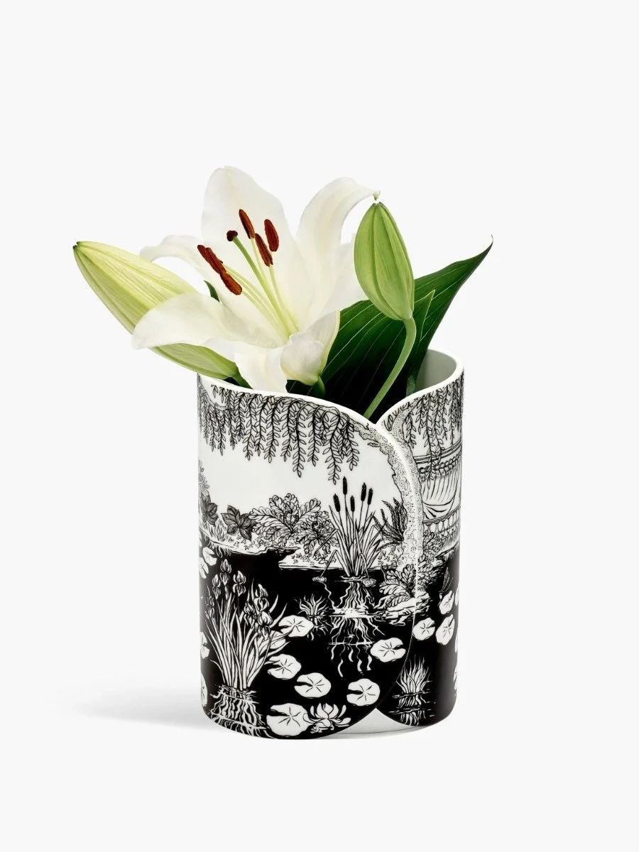 vase-jardin-de-dioscuri-pm_accessoires-de-bureau_deco01420_rvb_fond-gris_spec-ecom_2_diptyque.jpeg