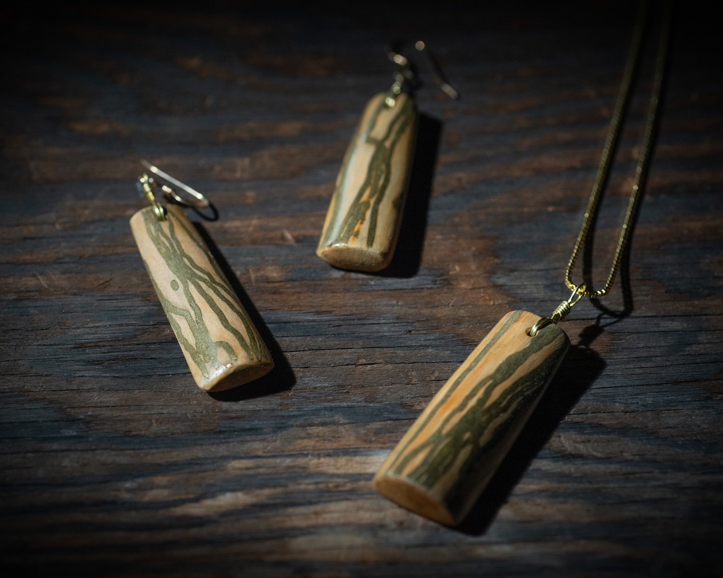 A set. 

Not sure where this fits but I liked the lighting and background texture. 

-

#jewelrydesigns #handcrafting #woodworkingproject #inlay