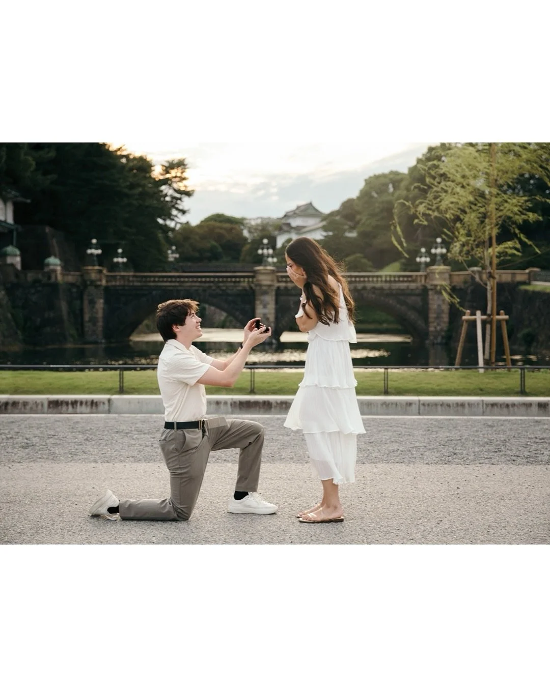 Love, laughter, and a perfect “yes” in the heart of Tokyo 💕
A magical proposal at the Imperial Palace Gardens — one of the city’s most timeless backdrops.
He planned the perfect surprise during their Japan trip — and sh