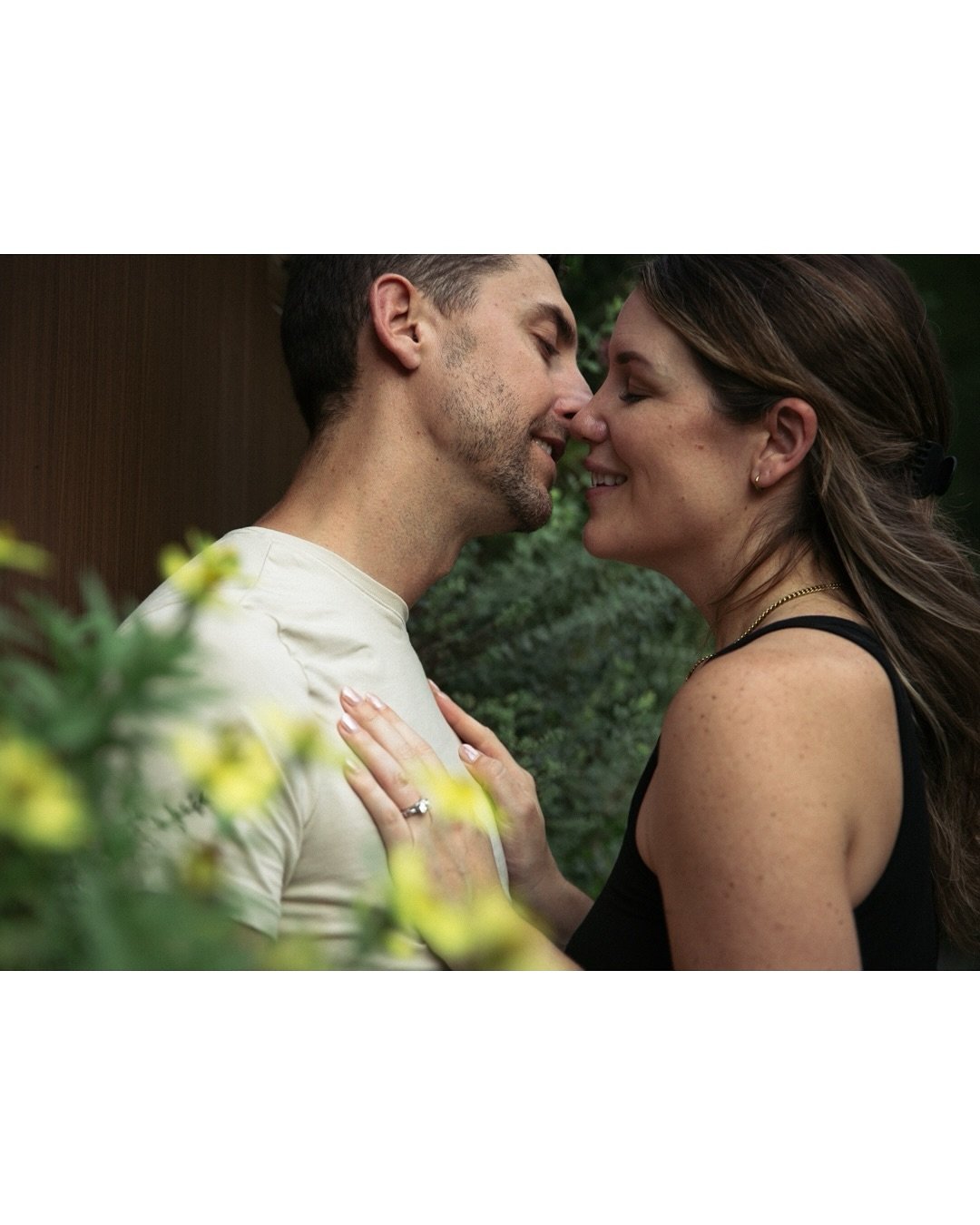 💍 She said yes — and it couldn’t have been more perfect.
A quiet moment, a big question, and the sweetest “yes.” 💕
The start of forever — surrounded by nature and love 🌿
Ready to create something amazing together?
➡️