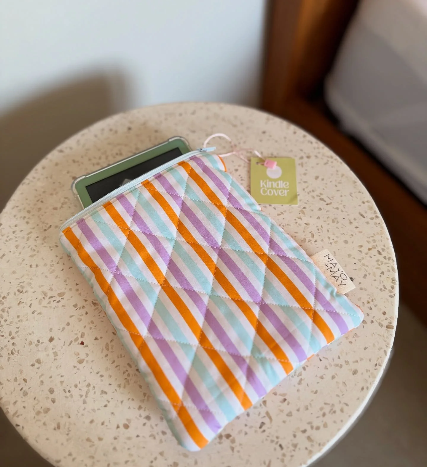 Kindle Sleeve
Made from our woven Elsie Sorbet fabric and quilted with squishy 200gsm wadding making this sleeve is both protective and stylish.
	•	Keeps your device dust free
	•	Protects against bumps and scratches
	•	Lightweight an