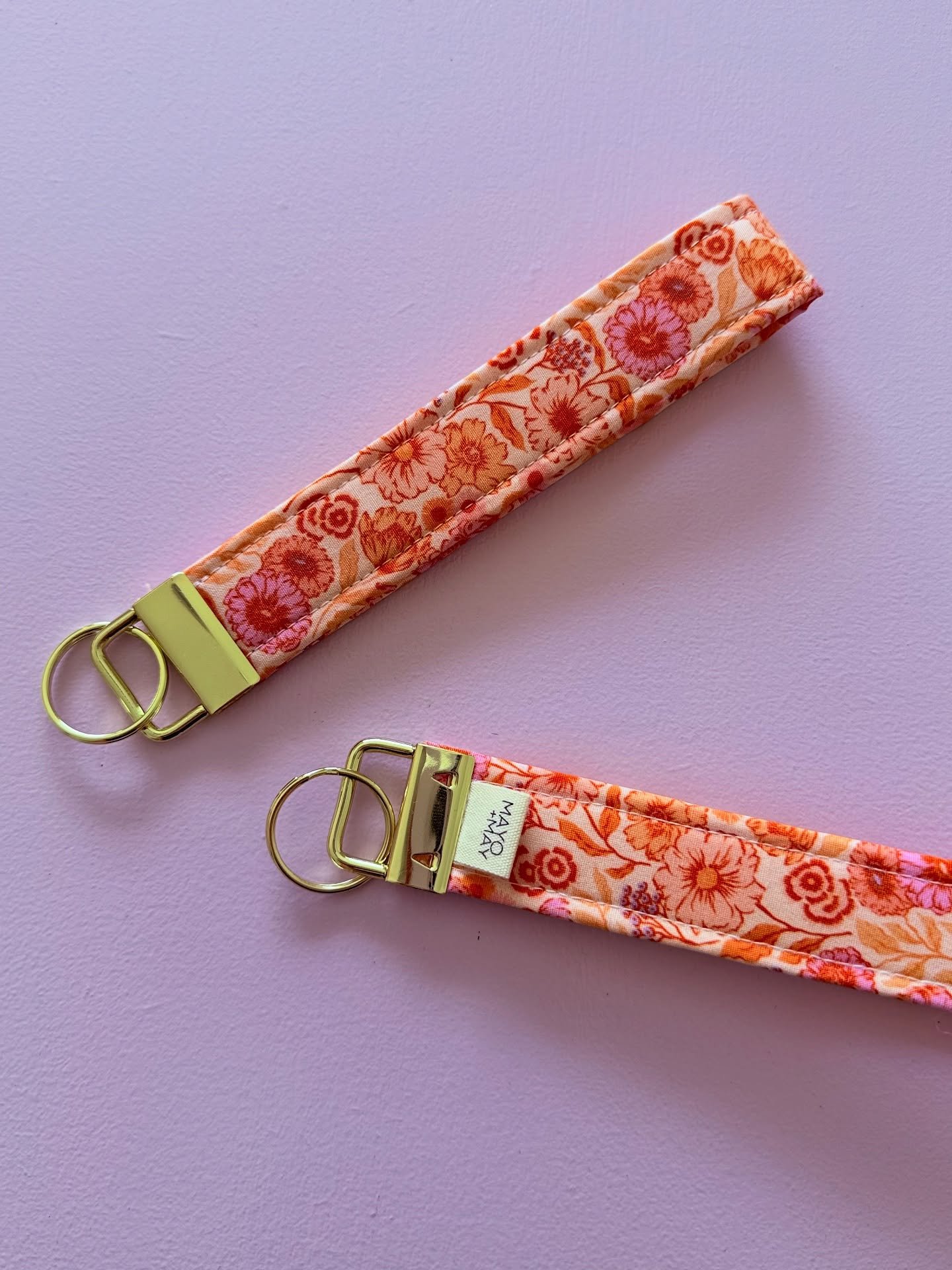 🌸 Sunset Meadow Wristlet Keychain 🌸
A little pop of floral sunshine for your everyday! ☀️🌻
Each wristlet is lovingly handmade using soft, durable fabric and finished with high-quality gold hardware — designed to keep your keys easily acces