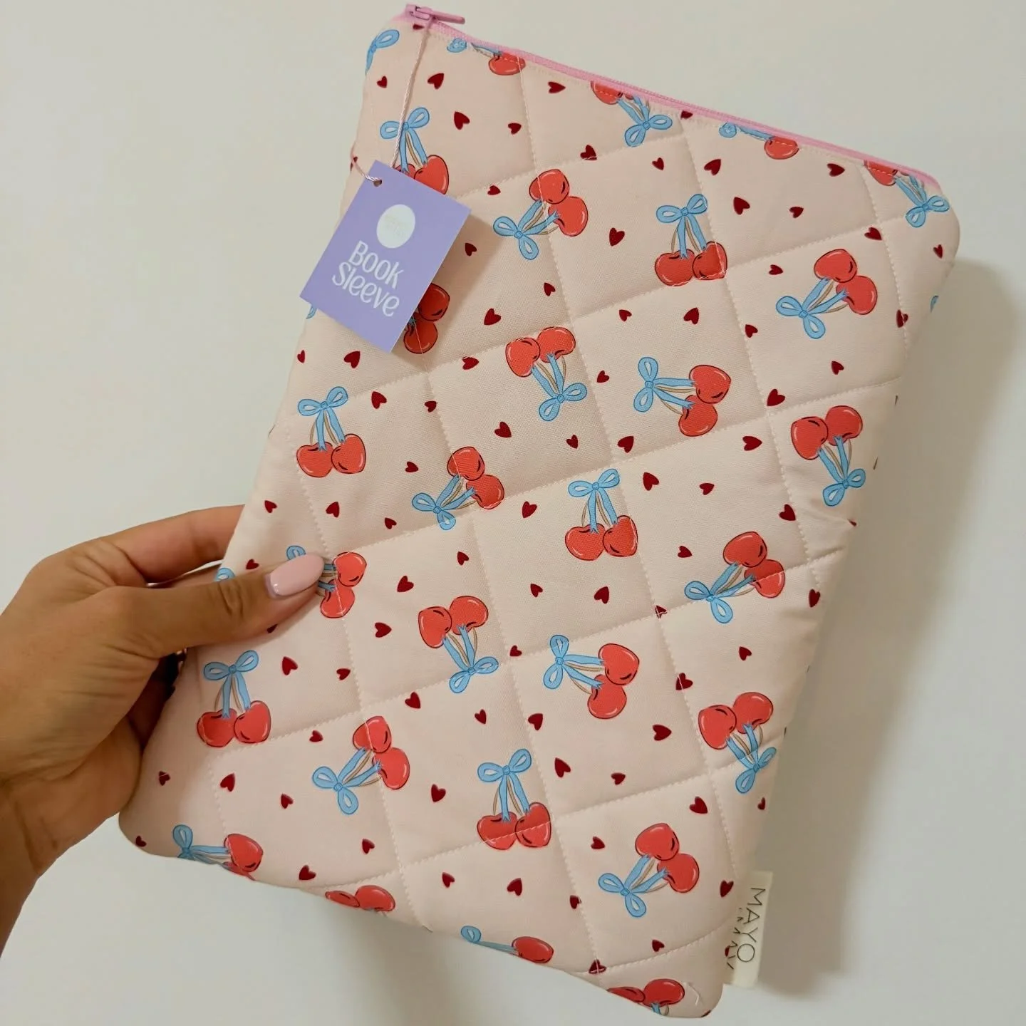 🍒💕 Cherry Valentine Heart Book Sleeve 💕🍒

Your books deserve to travel in style.

This quilted &amp; padded Cherry Valentine Heart Book Sleeve is designed to keep your favourite reads safe from bent corners, scratches, and spills &mdash; while lo