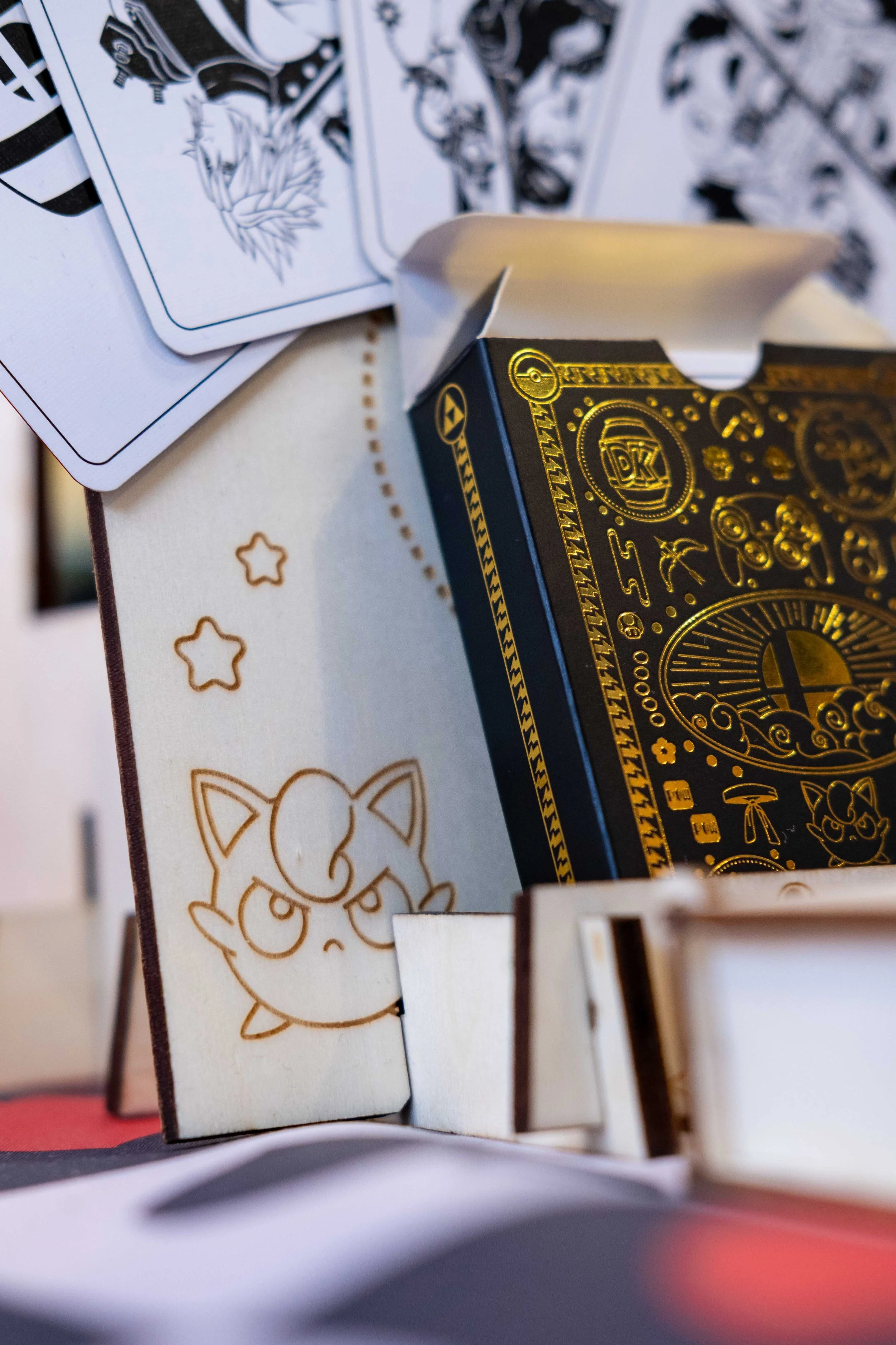 Une présentoir à jeux de cartes fabriqué par l'atelier FCWoodesign pour la créatrice Flavie Moulin.
