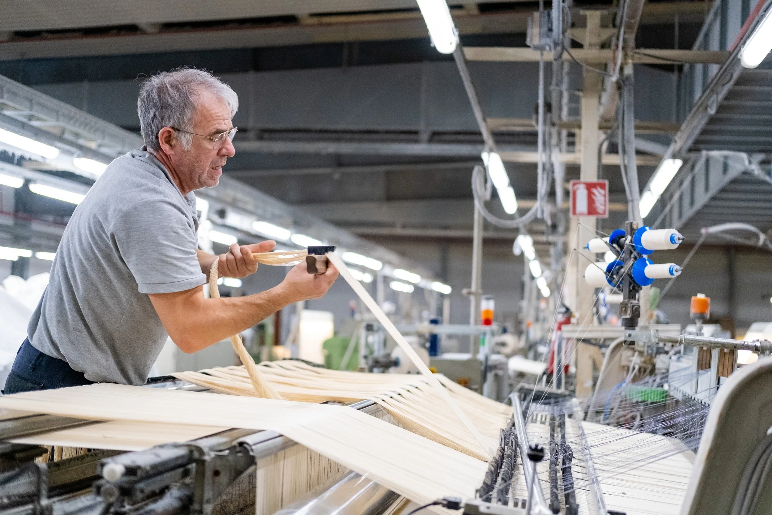 Métier à tisser dans l'usine de Tissage de France dans les Vosges.