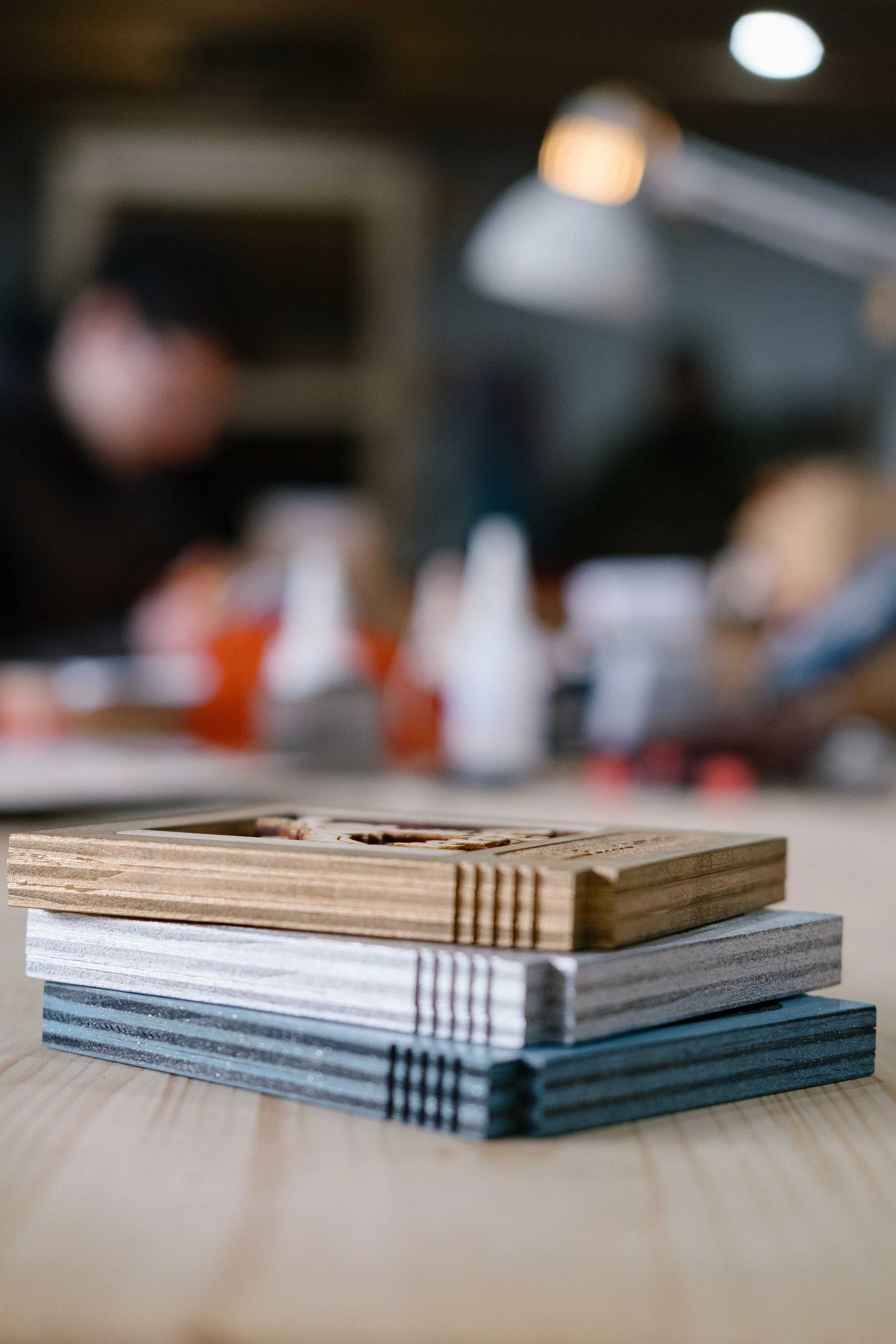 Des cartouches de Game Boy en bois fabriquées par l'atelier FCWoodesign.