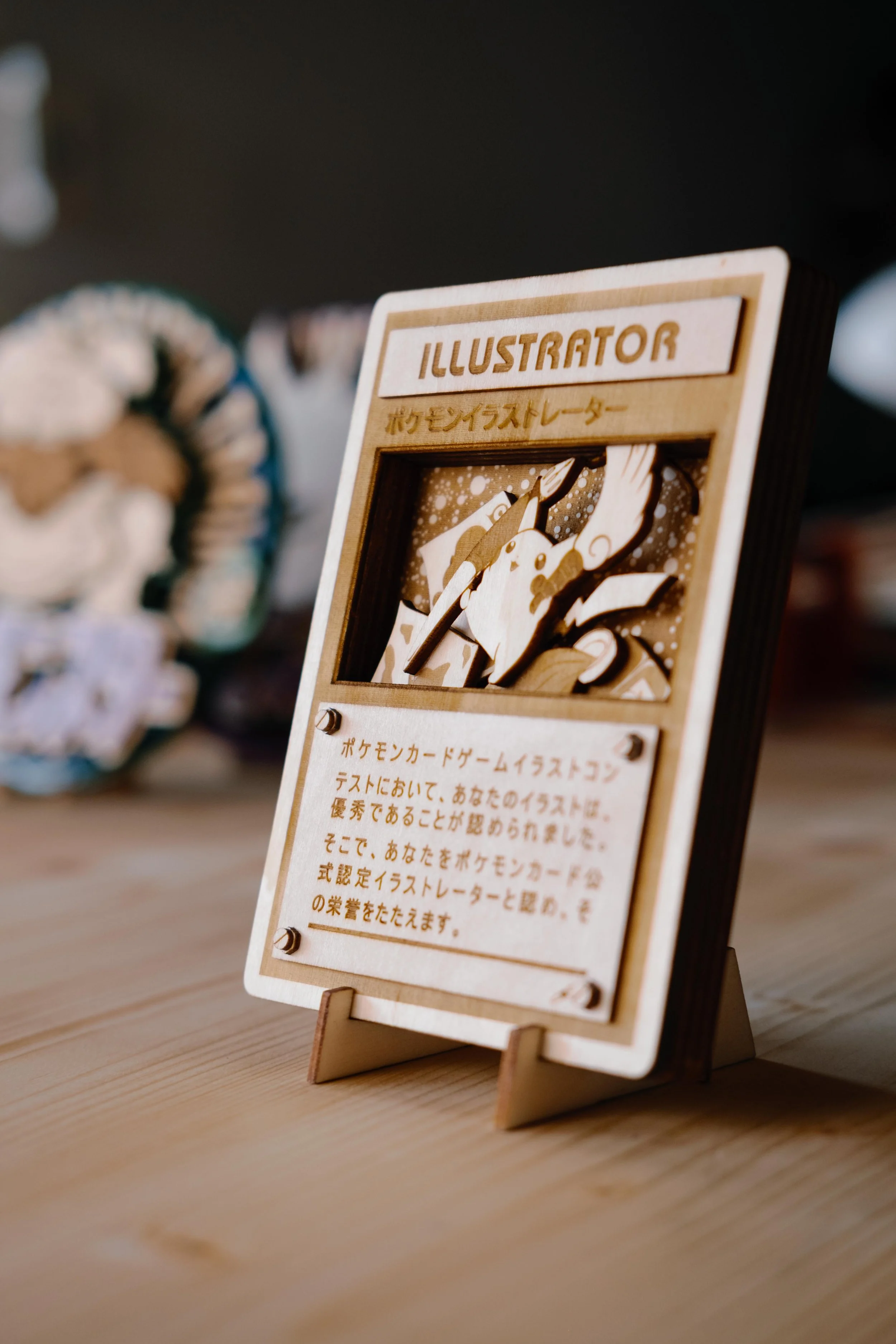 Une carte Pokémon en bois Pikachu fabriquée par l'atelier FCWoodesign.