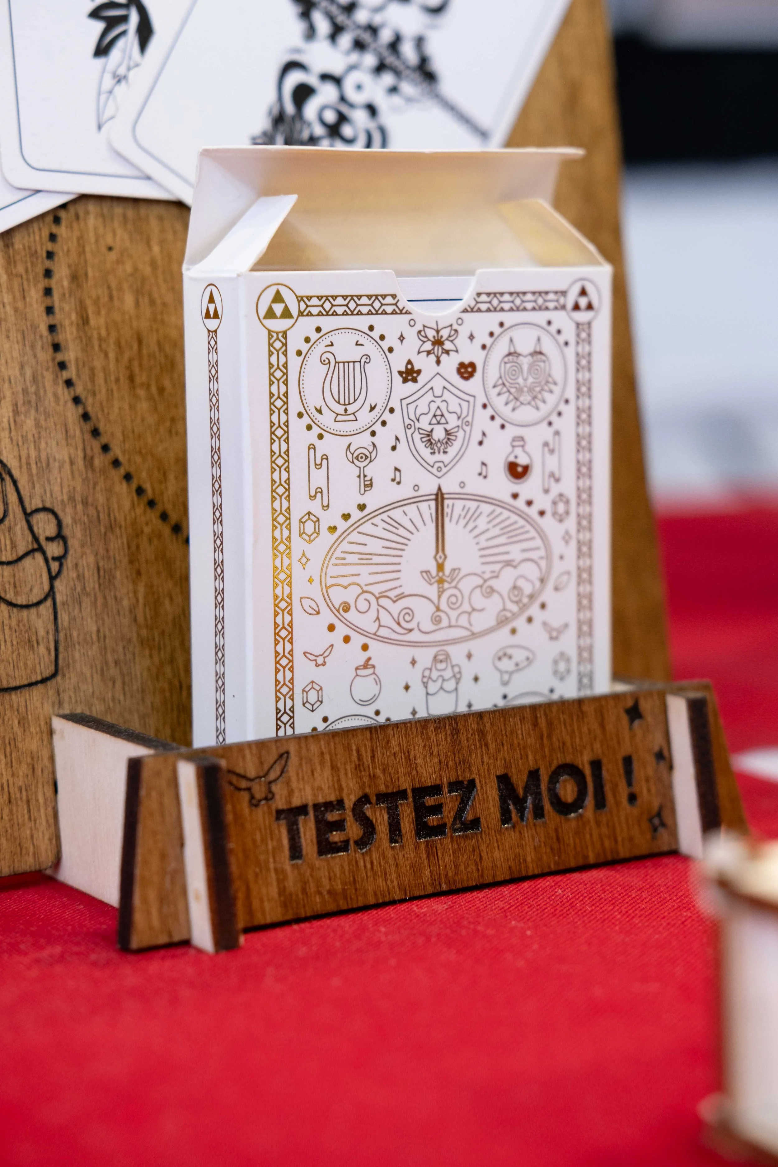 Une présentoir à jeux de cartes fabriqué par l'atelier FCWoodesign pour la créatrice Flavie Moulin.