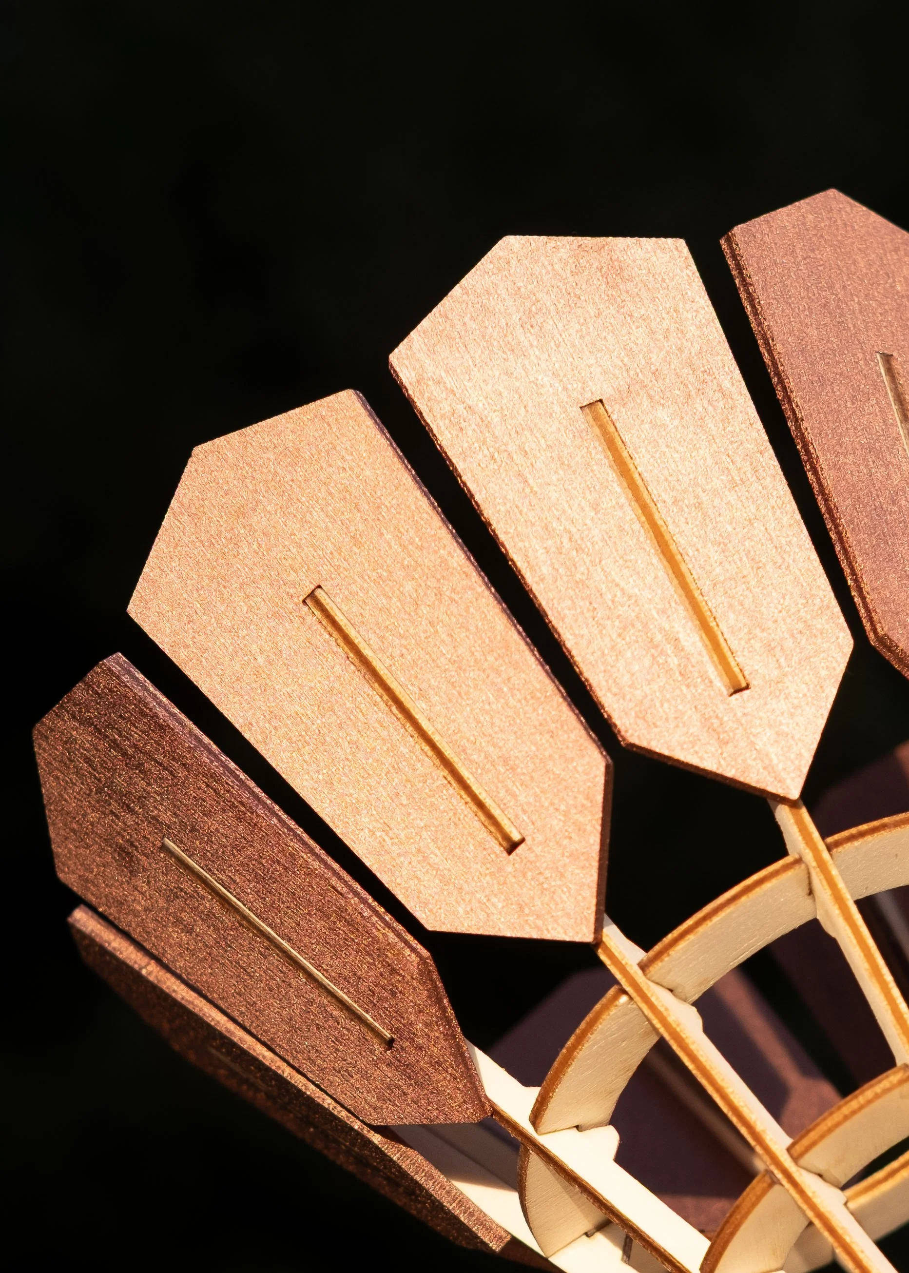 Un volant en bois fabriqué à la main et au laser par l'atelier FCWoodesign.
