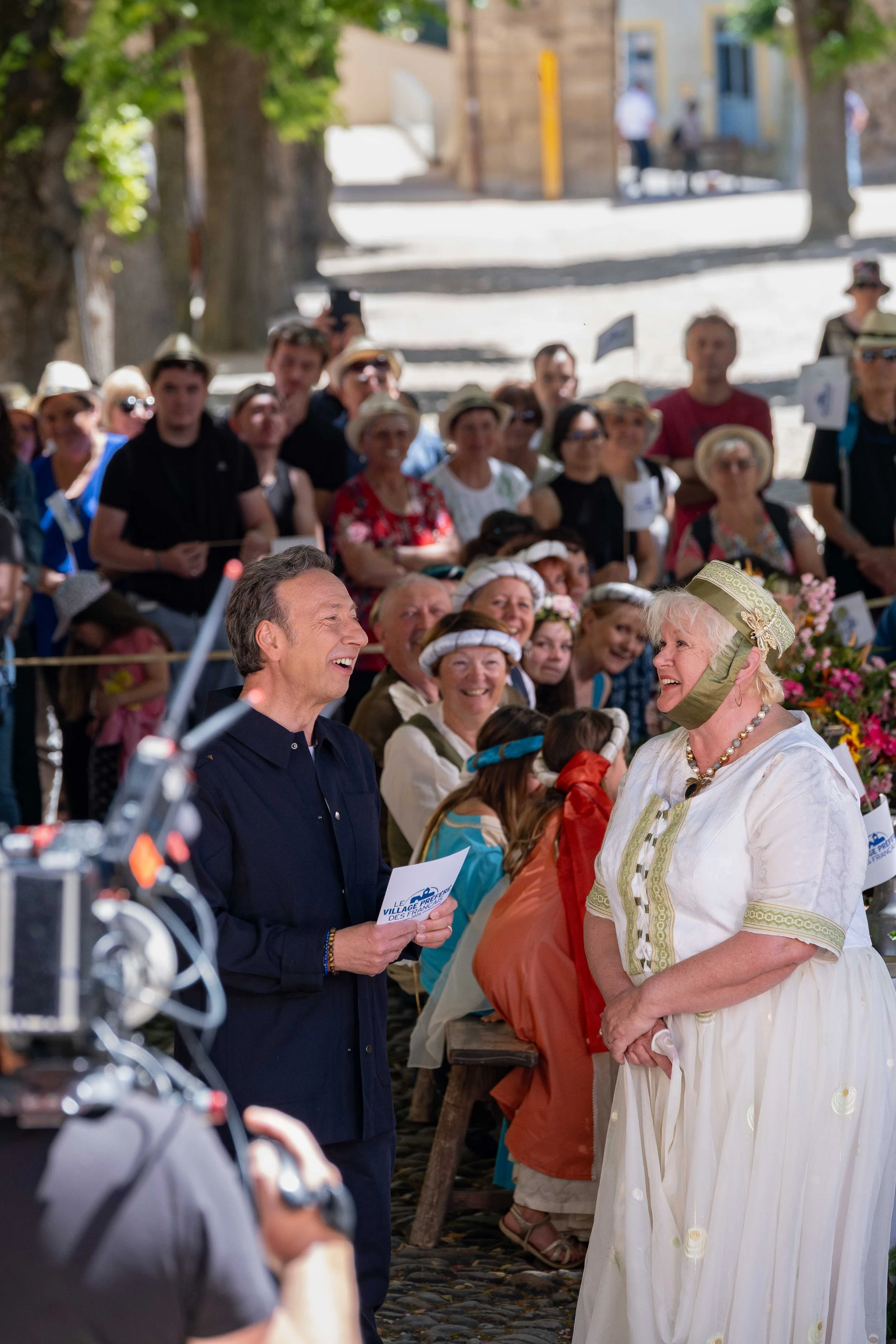 Stéphane Bern lors du tournage de l'émission Village préféré des français 2026 à Saint-Antoine-L'Abbaye. 