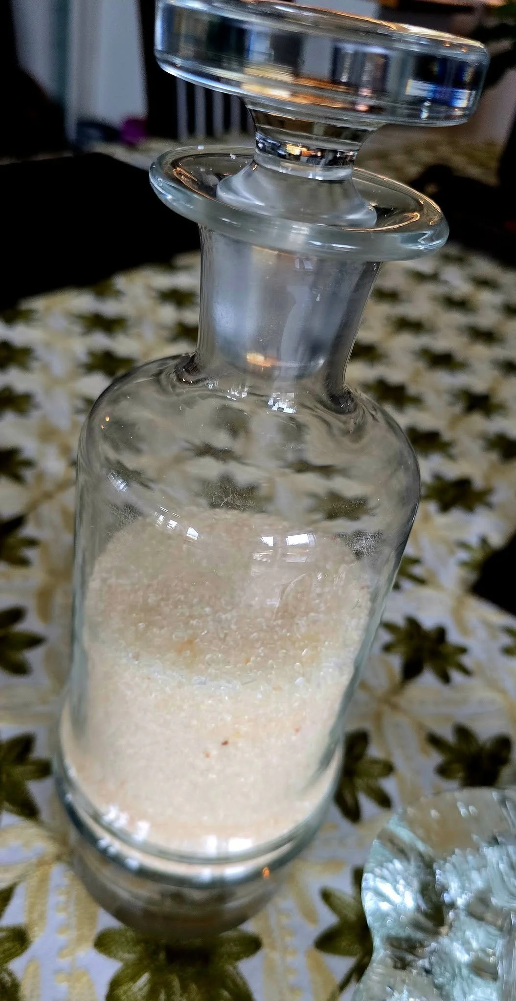 Re-purpose: Tip - Gi nytt liv til noe som gir stil og glans i hverdagen 🦋

Fant denne klassiske vintage glassbeholderen med glasskork p&aring; brukthandel som jeg bruker til deilige badesalter ! 

Tyve kroner, takk 🦋