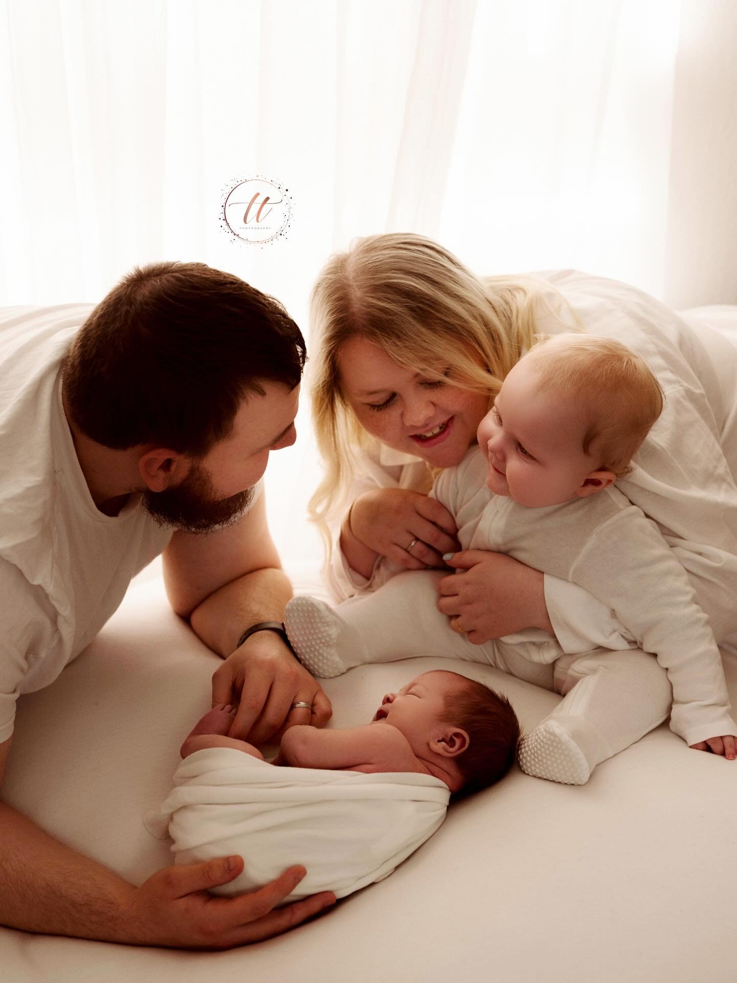 Wrapped in love &mdash; the beginning of a beautiful chapter. This sweet family&rsquo;s joy is doubled with the arrival of their newest little one. Moments like these are what memories are made of.

🤎🤎🤎

#tinytreasuresphotography #newbornphotograp
