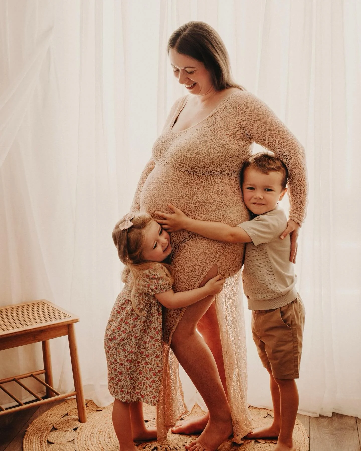 The joy when siblings get involved in a maternity session brings me so much happiness&hellip;. 

I mean these photos are everything&hellip;

🤎🤎🤎

#tinytreasuresphotography #newbornphotography #maternityphotography #maternityphotoshoot #maternityph